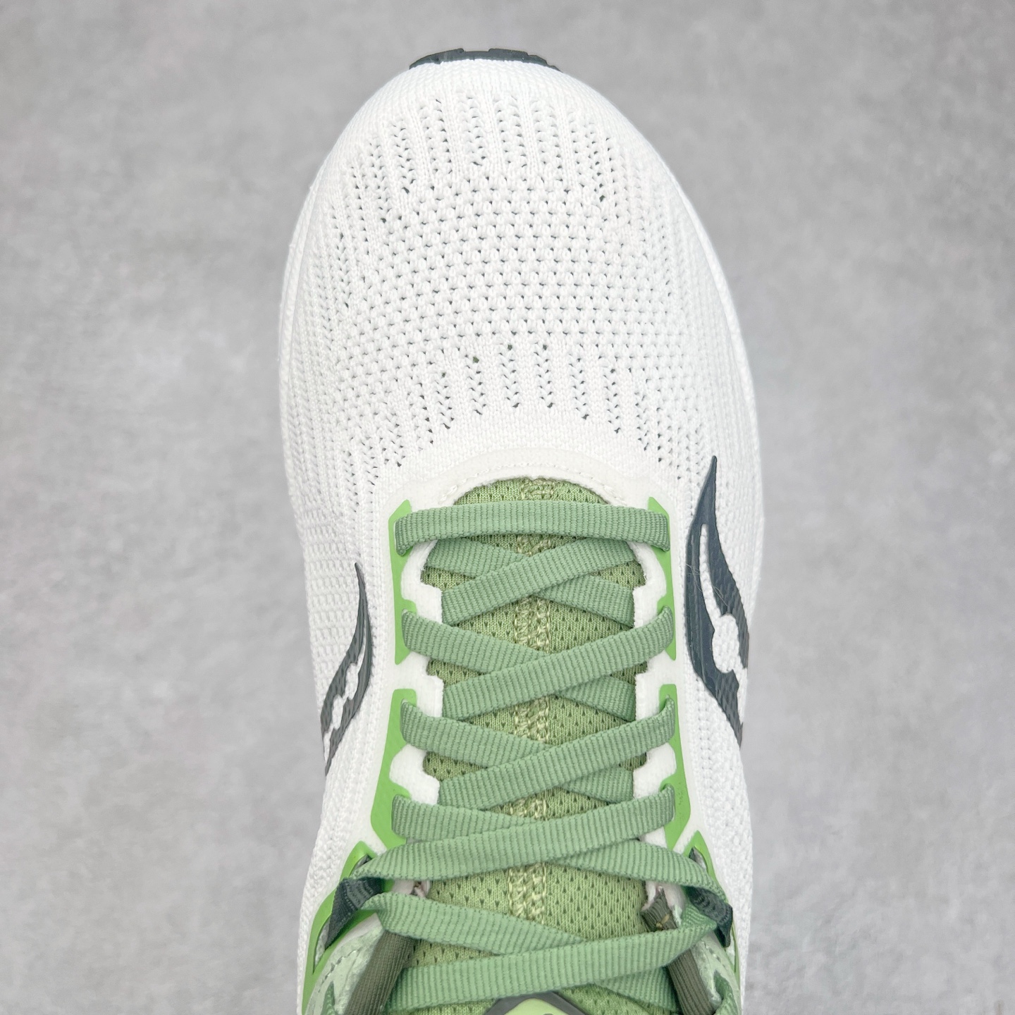 图片[4]-Saucony Triumph 21 索康尼胜利21代旗舰级缓震型跑鞋 性能相比前几代再升级：鞋面采用全新升级的工学网设计 贴合脚部更透气 中底部分使用最新的PWRRUN+材质 搭配PWRRUN+鞋垫使中底的大幅加厚 10mm坡差进一步提供缓震、回弹性能 内底则采用了FORMFIT动态适应系统 动态契合脚型 提升包裹性和舒适性 提供更卓越的动态回馈体验 XT-900橡胶大底 可提供良好的抓地力和较强抗磨性能 尺码：35.5 36 36.5 37.5 38 38.5 39 40 40.5 41 42 42.5 43 44 44.5 45 46-选品中心