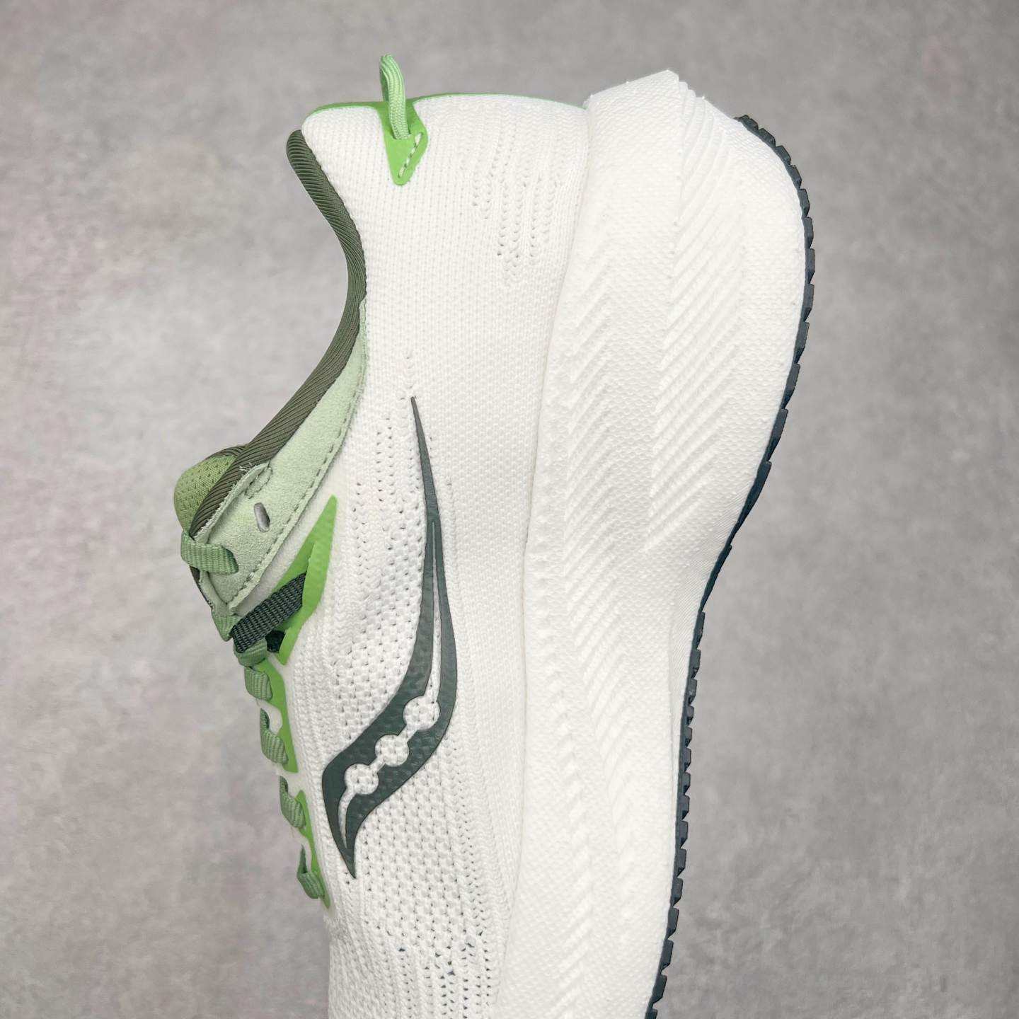 图片[7]-Saucony Triumph 21 索康尼胜利21代旗舰级缓震型跑鞋 性能相比前几代再升级：鞋面采用全新升级的工学网设计 贴合脚部更透气 中底部分使用最新的PWRRUN+材质 搭配PWRRUN+鞋垫使中底的大幅加厚 10mm坡差进一步提供缓震、回弹性能 内底则采用了FORMFIT动态适应系统 动态契合脚型 提升包裹性和舒适性 提供更卓越的动态回馈体验 XT-900橡胶大底 可提供良好的抓地力和较强抗磨性能 尺码：35.5 36 36.5 37.5 38 38.5 39 40 40.5 41 42 42.5 43 44 44.5 45 46-选品中心