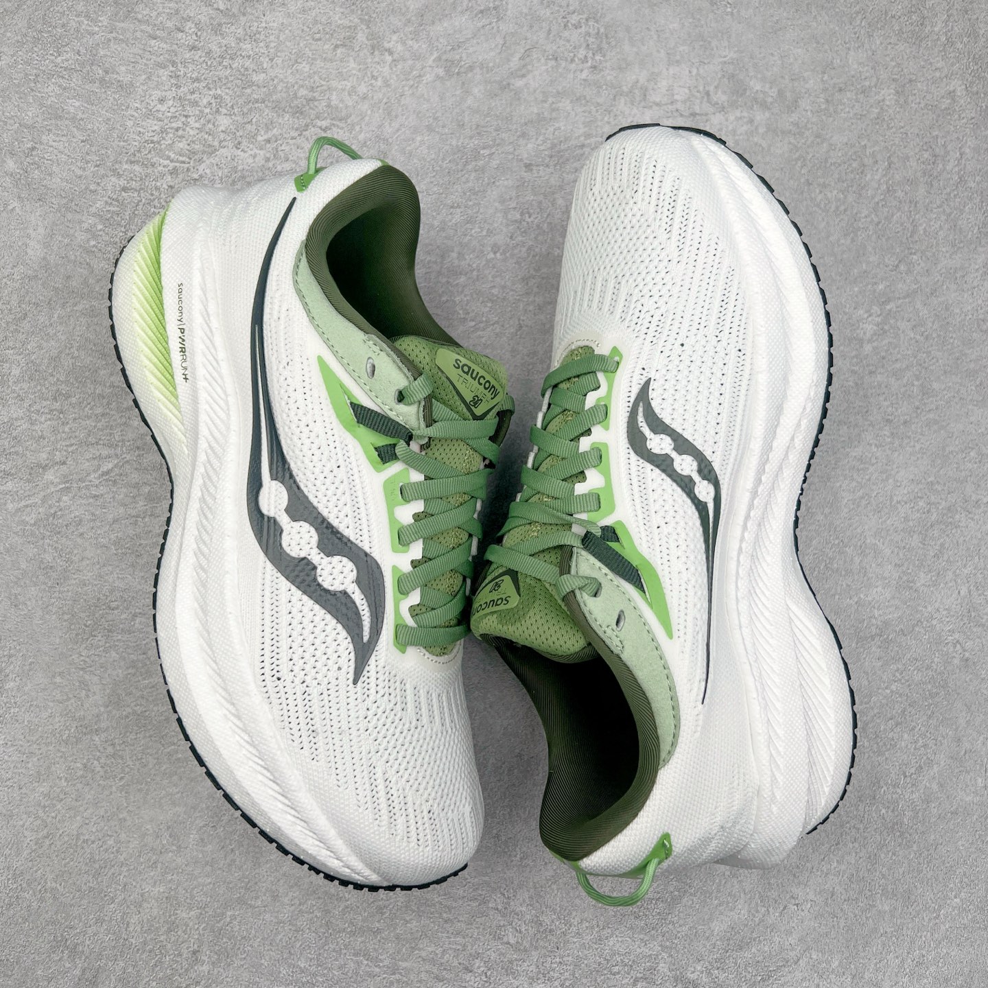 图片[3]-Saucony Triumph 21 索康尼胜利21代旗舰级缓震型跑鞋 性能相比前几代再升级：鞋面采用全新升级的工学网设计 贴合脚部更透气 中底部分使用最新的PWRRUN+材质 搭配PWRRUN+鞋垫使中底的大幅加厚 10mm坡差进一步提供缓震、回弹性能 内底则采用了FORMFIT动态适应系统 动态契合脚型 提升包裹性和舒适性 提供更卓越的动态回馈体验 XT-900橡胶大底 可提供良好的抓地力和较强抗磨性能 尺码：35.5 36 36.5 37.5 38 38.5 39 40 40.5 41 42 42.5 43 44 44.5 45 46-选品中心