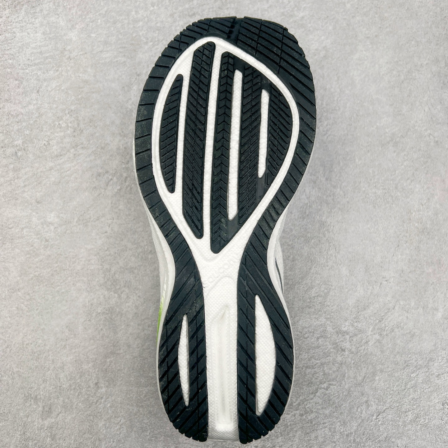 图片[9]-Saucony Triumph 21 索康尼胜利21代旗舰级缓震型跑鞋 性能相比前几代再升级：鞋面采用全新升级的工学网设计 贴合脚部更透气 中底部分使用最新的PWRRUN+材质 搭配PWRRUN+鞋垫使中底的大幅加厚 10mm坡差进一步提供缓震、回弹性能 内底则采用了FORMFIT动态适应系统 动态契合脚型 提升包裹性和舒适性 提供更卓越的动态回馈体验 XT-900橡胶大底 可提供良好的抓地力和较强抗磨性能 尺码：35.5 36 36.5 37.5 38 38.5 39 40 40.5 41 42 42.5 43 44 44.5 45 46-选品中心