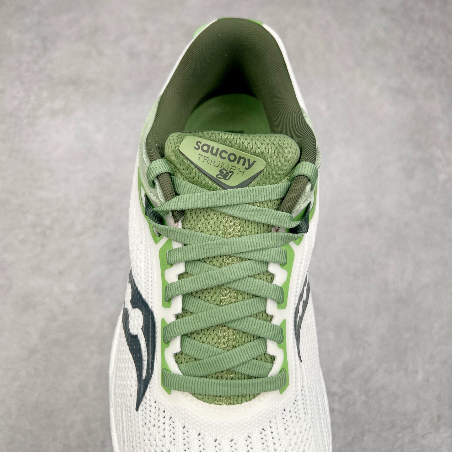 图片[5]-Saucony Triumph 21 索康尼胜利21代旗舰级缓震型跑鞋 性能相比前几代再升级：鞋面采用全新升级的工学网设计 贴合脚部更透气 中底部分使用最新的PWRRUN+材质 搭配PWRRUN+鞋垫使中底的大幅加厚 10mm坡差进一步提供缓震、回弹性能 内底则采用了FORMFIT动态适应系统 动态契合脚型 提升包裹性和舒适性 提供更卓越的动态回馈体验 XT-900橡胶大底 可提供良好的抓地力和较强抗磨性能 尺码：35.5 36 36.5 37.5 38 38.5 39 40 40.5 41 42 42.5 43 44 44.5 45 46-选品中心