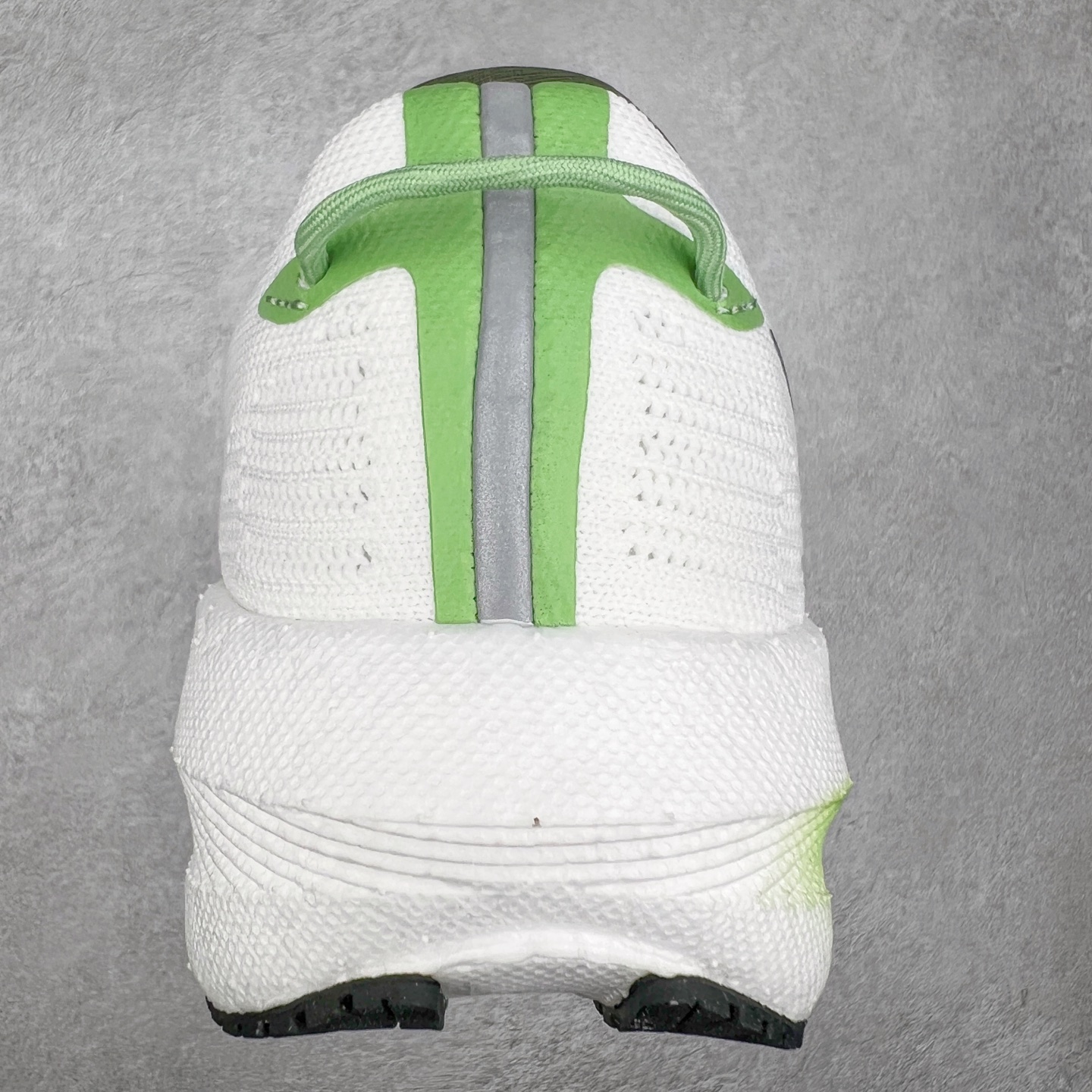 图片[8]-Saucony Triumph 21 索康尼胜利21代旗舰级缓震型跑鞋 性能相比前几代再升级：鞋面采用全新升级的工学网设计 贴合脚部更透气 中底部分使用最新的PWRRUN+材质 搭配PWRRUN+鞋垫使中底的大幅加厚 10mm坡差进一步提供缓震、回弹性能 内底则采用了FORMFIT动态适应系统 动态契合脚型 提升包裹性和舒适性 提供更卓越的动态回馈体验 XT-900橡胶大底 可提供良好的抓地力和较强抗磨性能 尺码：35.5 36 36.5 37.5 38 38.5 39 40 40.5 41 42 42.5 43 44 44.5 45 46-选品中心