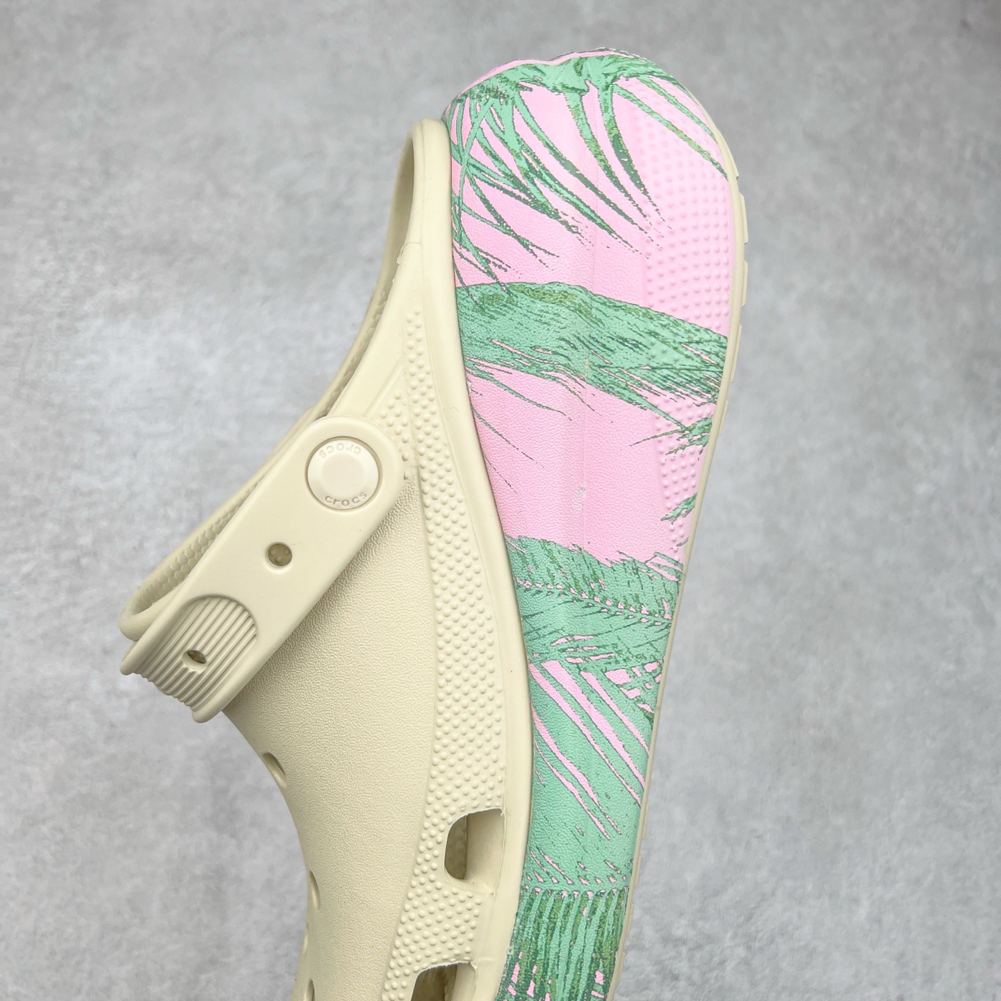 图片[7]-＃DG莞产 Crocs Classic Clog 卡骆驰休闲沙滩洞洞鞋拖鞋凉鞋泡芙鞋 联名款 透明防水袋包装 注意配件需单独购买 超轻Croslite专利材料打造 鞋面更加耐用易清洗 该鞋款轻盈舒适 2002年 经典克骆格诞生 秉承外形简单 穿着舒适的初衷 不断为消费者带来舒适的穿着体验 穿出“趣”味 鞋面洞洞可搭彰显个性的智必星 一鞋两穿 可调节式后跟带增添鞋身的稳固性能 放前面变成愜意舒适的凉拖 放后面行走跑跳更加稳妥 Croslite ™材料 封闭式细胞树脂 能够在体温作用下自动变形以适应脚部形状 涉水性优秀的同时易于清洁 抓地力强 不易打滑 Crocs的核心理念：轻便 灵活 全方位的舒适感 同步官方尺码：M4（36-37） M5（37-38）M6（38-39）M7（39-40）-选品中心