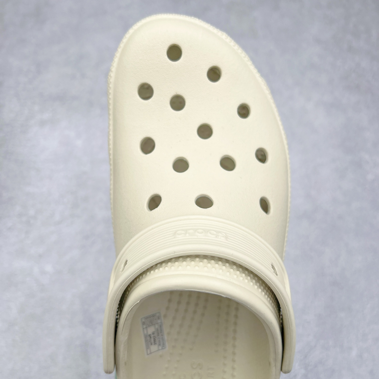 图片[4]-＃DG莞产 Crocs Classic Clog 卡骆驰休闲沙滩洞洞鞋拖鞋凉鞋泡芙鞋 联名款 透明防水袋包装 注意配件需单独购买 超轻Croslite专利材料打造 鞋面更加耐用易清洗 该鞋款轻盈舒适 2002年 经典克骆格诞生 秉承外形简单 穿着舒适的初衷 不断为消费者带来舒适的穿着体验 穿出“趣”味 鞋面洞洞可搭彰显个性的智必星 一鞋两穿 可调节式后跟带增添鞋身的稳固性能 放前面变成愜意舒适的凉拖 放后面行走跑跳更加稳妥 Croslite ™材料 封闭式细胞树脂 能够在体温作用下自动变形以适应脚部形状 涉水性优秀的同时易于清洁 抓地力强 不易打滑 Crocs的核心理念：轻便 灵活 全方位的舒适感 同步官方尺码：M4（36-37） M5（37-38）M6（38-39）M7（39-40）-选品中心