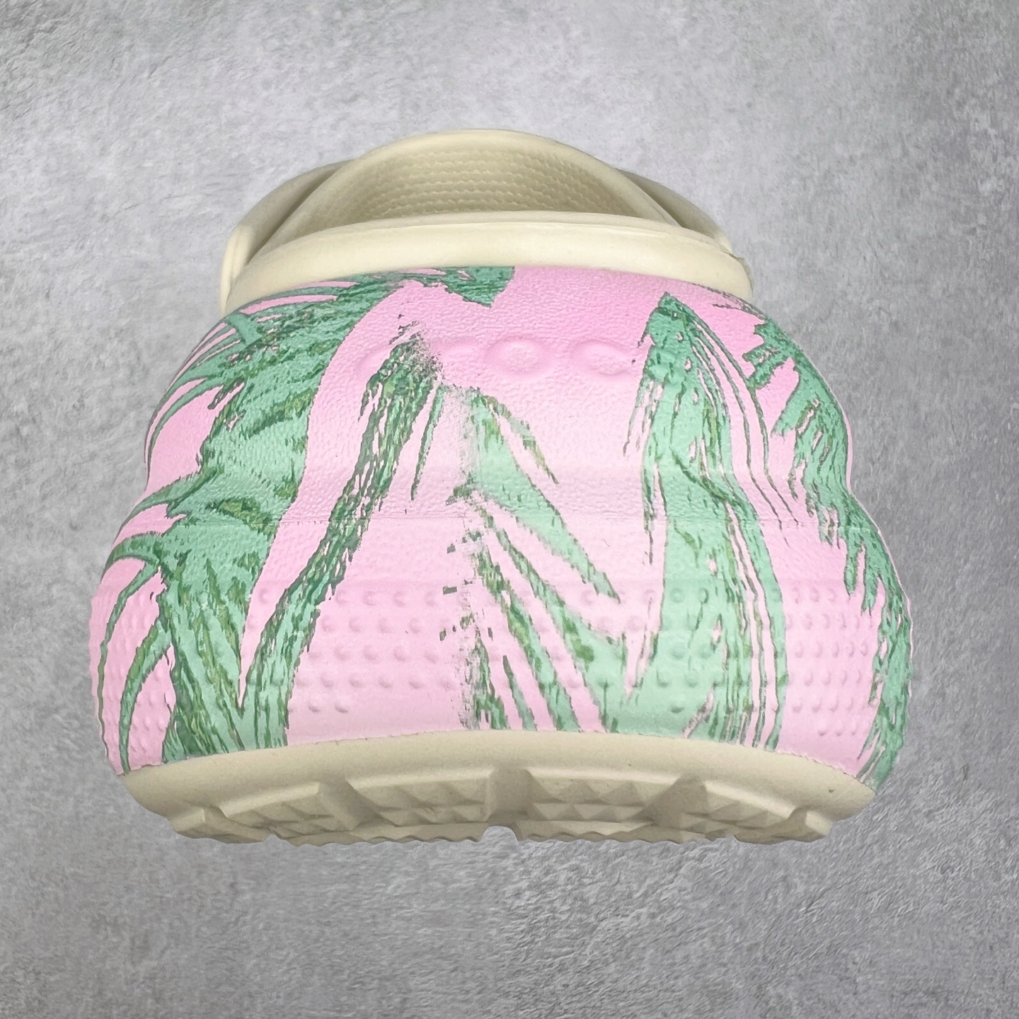 图片[8]-＃DG莞产 Crocs Classic Clog 卡骆驰休闲沙滩洞洞鞋拖鞋凉鞋泡芙鞋 联名款 透明防水袋包装 注意配件需单独购买 超轻Croslite专利材料打造 鞋面更加耐用易清洗 该鞋款轻盈舒适 2002年 经典克骆格诞生 秉承外形简单 穿着舒适的初衷 不断为消费者带来舒适的穿着体验 穿出“趣”味 鞋面洞洞可搭彰显个性的智必星 一鞋两穿 可调节式后跟带增添鞋身的稳固性能 放前面变成愜意舒适的凉拖 放后面行走跑跳更加稳妥 Croslite ™材料 封闭式细胞树脂 能够在体温作用下自动变形以适应脚部形状 涉水性优秀的同时易于清洁 抓地力强 不易打滑 Crocs的核心理念：轻便 灵活 全方位的舒适感 同步官方尺码：M4（36-37） M5（37-38）M6（38-39）M7（39-40）-选品中心