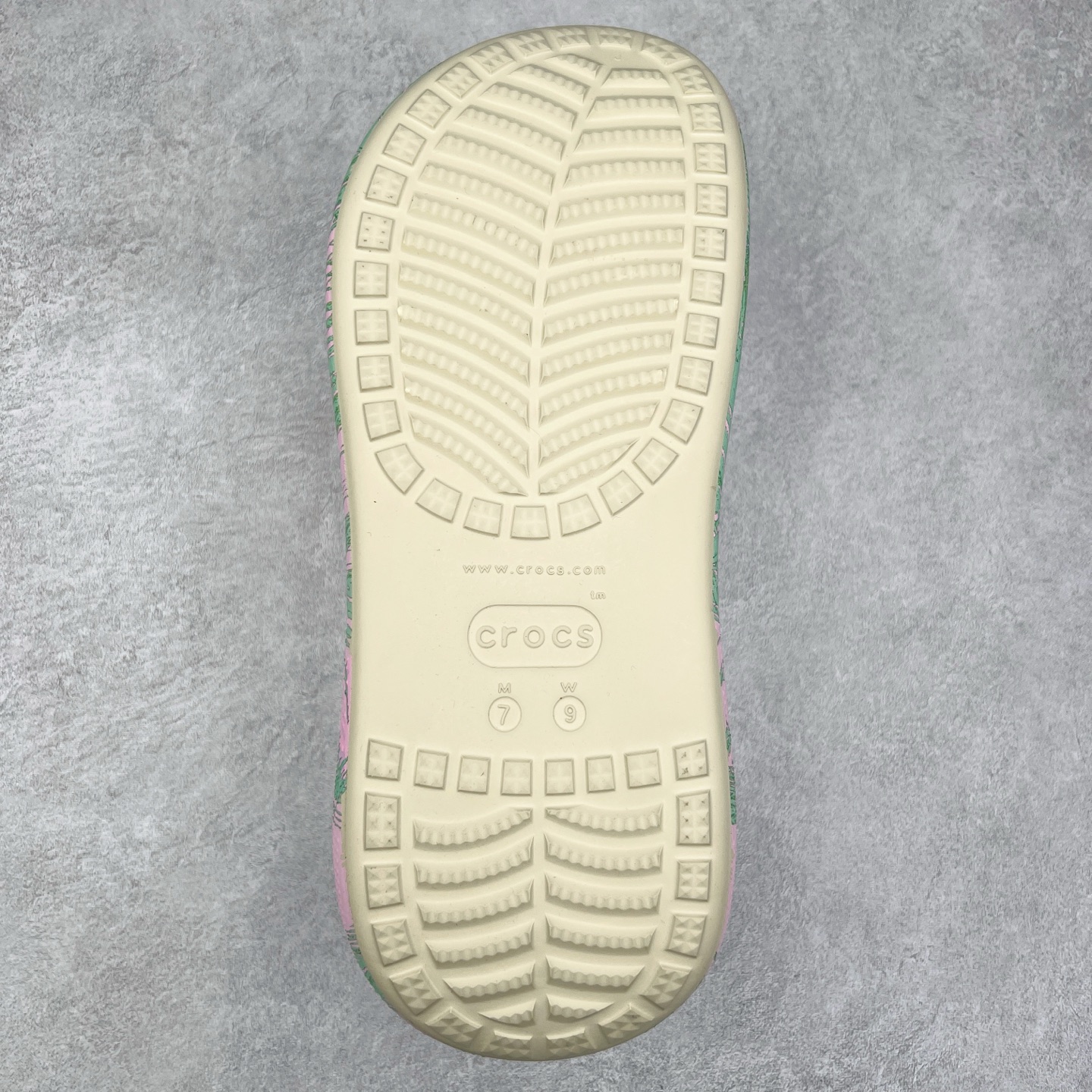 图片[9]-＃DG莞产 Crocs Classic Clog 卡骆驰休闲沙滩洞洞鞋拖鞋凉鞋泡芙鞋 联名款 透明防水袋包装 注意配件需单独购买 超轻Croslite专利材料打造 鞋面更加耐用易清洗 该鞋款轻盈舒适 2002年 经典克骆格诞生 秉承外形简单 穿着舒适的初衷 不断为消费者带来舒适的穿着体验 穿出“趣”味 鞋面洞洞可搭彰显个性的智必星 一鞋两穿 可调节式后跟带增添鞋身的稳固性能 放前面变成愜意舒适的凉拖 放后面行走跑跳更加稳妥 Croslite ™材料 封闭式细胞树脂 能够在体温作用下自动变形以适应脚部形状 涉水性优秀的同时易于清洁 抓地力强 不易打滑 Crocs的核心理念：轻便 灵活 全方位的舒适感 同步官方尺码：M4（36-37） M5（37-38）M6（38-39）M7（39-40）-选品中心