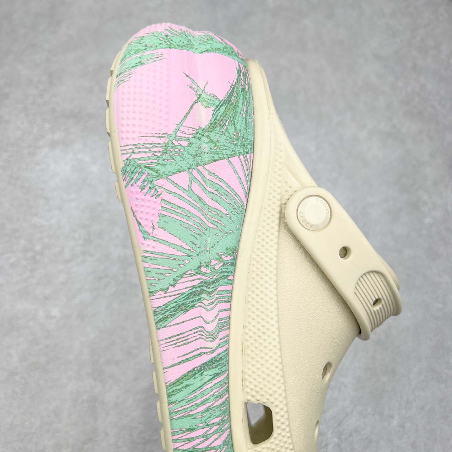 图片[6]-＃DG莞产 Crocs Classic Clog 卡骆驰休闲沙滩洞洞鞋拖鞋凉鞋泡芙鞋 联名款 透明防水袋包装 注意配件需单独购买 超轻Croslite专利材料打造 鞋面更加耐用易清洗 该鞋款轻盈舒适 2002年 经典克骆格诞生 秉承外形简单 穿着舒适的初衷 不断为消费者带来舒适的穿着体验 穿出“趣”味 鞋面洞洞可搭彰显个性的智必星 一鞋两穿 可调节式后跟带增添鞋身的稳固性能 放前面变成愜意舒适的凉拖 放后面行走跑跳更加稳妥 Croslite ™材料 封闭式细胞树脂 能够在体温作用下自动变形以适应脚部形状 涉水性优秀的同时易于清洁 抓地力强 不易打滑 Crocs的核心理念：轻便 灵活 全方位的舒适感 同步官方尺码：M4（36-37） M5（37-38）M6（38-39）M7（39-40）-选品中心