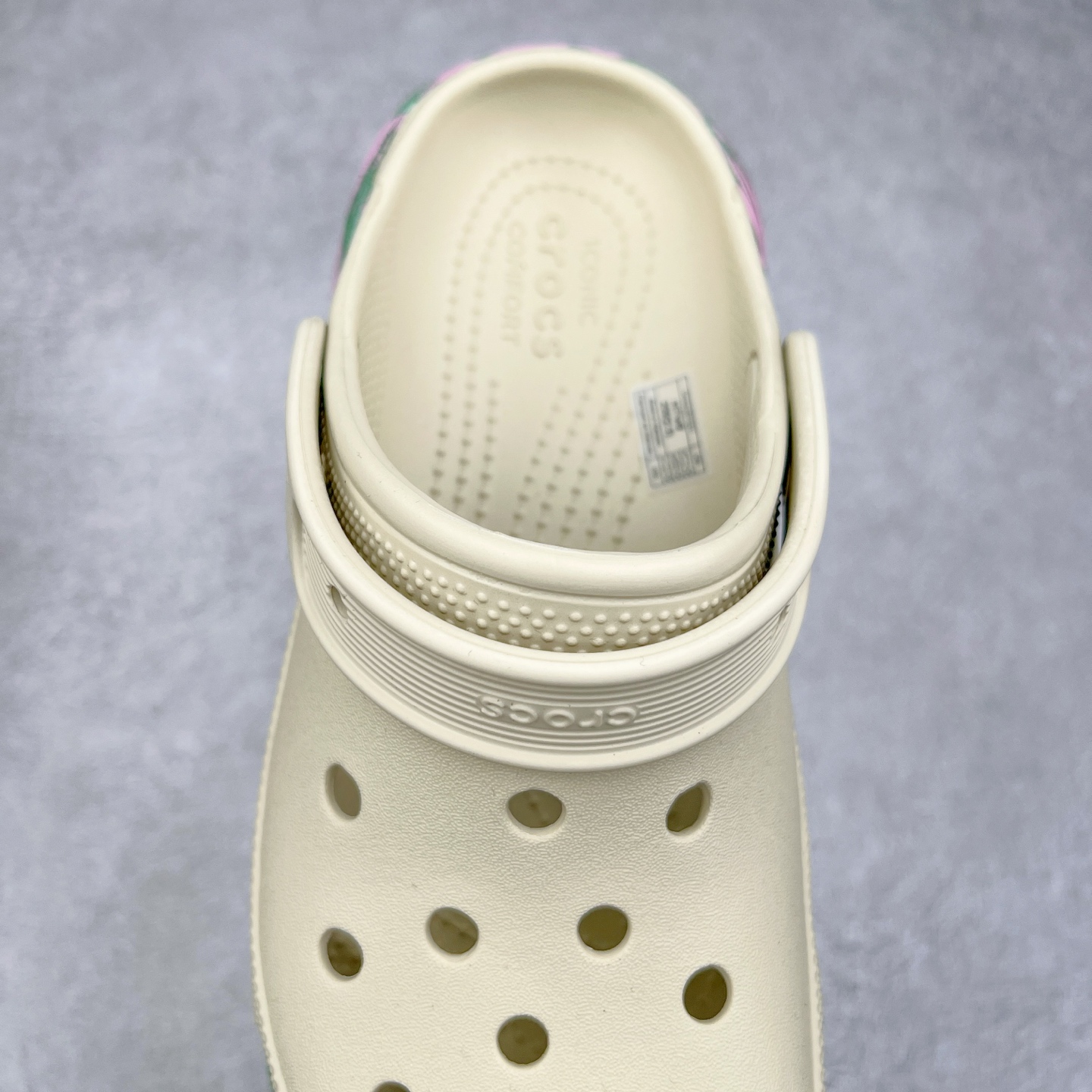 图片[5]-＃DG莞产 Crocs Classic Clog 卡骆驰休闲沙滩洞洞鞋拖鞋凉鞋泡芙鞋 联名款 透明防水袋包装 注意配件需单独购买 超轻Croslite专利材料打造 鞋面更加耐用易清洗 该鞋款轻盈舒适 2002年 经典克骆格诞生 秉承外形简单 穿着舒适的初衷 不断为消费者带来舒适的穿着体验 穿出“趣”味 鞋面洞洞可搭彰显个性的智必星 一鞋两穿 可调节式后跟带增添鞋身的稳固性能 放前面变成愜意舒适的凉拖 放后面行走跑跳更加稳妥 Croslite ™材料 封闭式细胞树脂 能够在体温作用下自动变形以适应脚部形状 涉水性优秀的同时易于清洁 抓地力强 不易打滑 Crocs的核心理念：轻便 灵活 全方位的舒适感 同步官方尺码：M4（36-37） M5（37-38）M6（38-39）M7（39-40）-选品中心