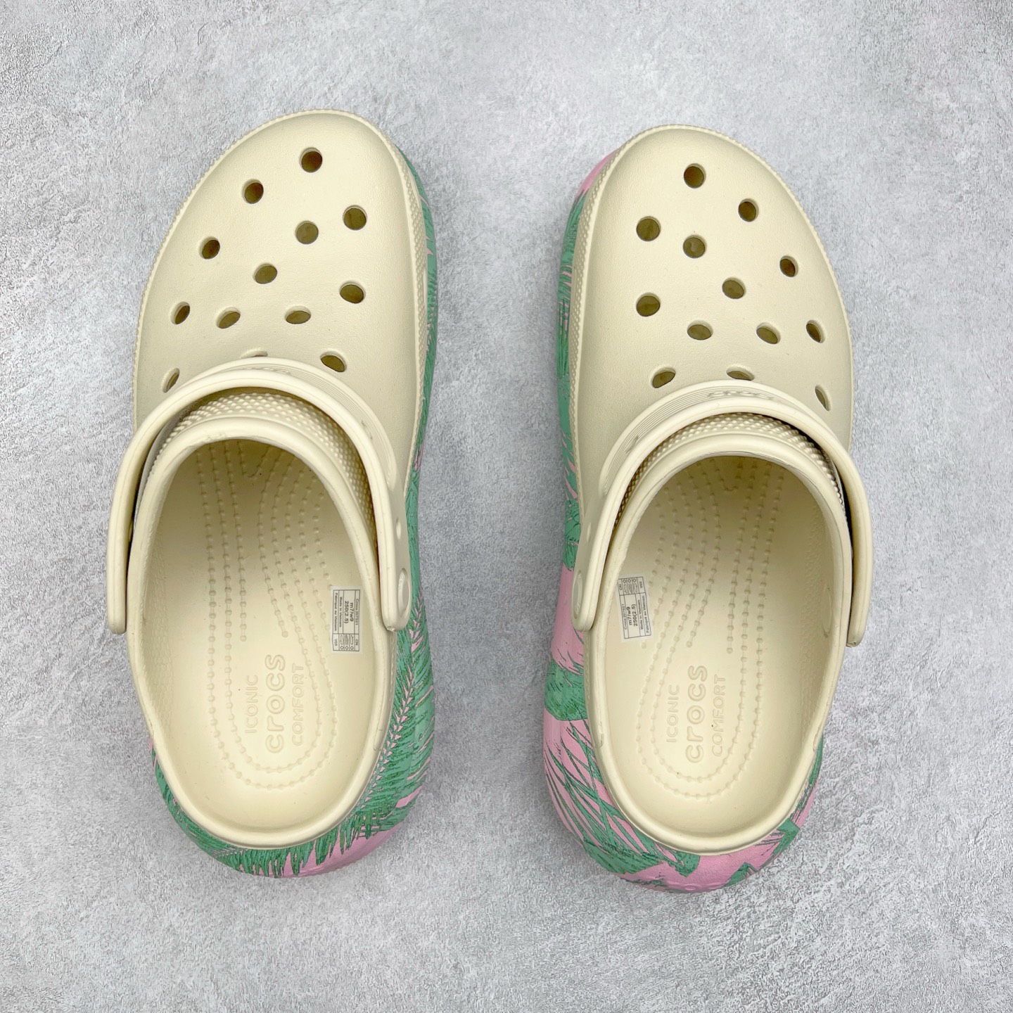 图片[3]-＃DG莞产 Crocs Classic Clog 卡骆驰休闲沙滩洞洞鞋拖鞋凉鞋泡芙鞋 联名款 透明防水袋包装 注意配件需单独购买 超轻Croslite专利材料打造 鞋面更加耐用易清洗 该鞋款轻盈舒适 2002年 经典克骆格诞生 秉承外形简单 穿着舒适的初衷 不断为消费者带来舒适的穿着体验 穿出“趣”味 鞋面洞洞可搭彰显个性的智必星 一鞋两穿 可调节式后跟带增添鞋身的稳固性能 放前面变成愜意舒适的凉拖 放后面行走跑跳更加稳妥 Croslite ™材料 封闭式细胞树脂 能够在体温作用下自动变形以适应脚部形状 涉水性优秀的同时易于清洁 抓地力强 不易打滑 Crocs的核心理念：轻便 灵活 全方位的舒适感 同步官方尺码：M4（36-37） M5（37-38）M6（38-39）M7（39-40）-选品中心