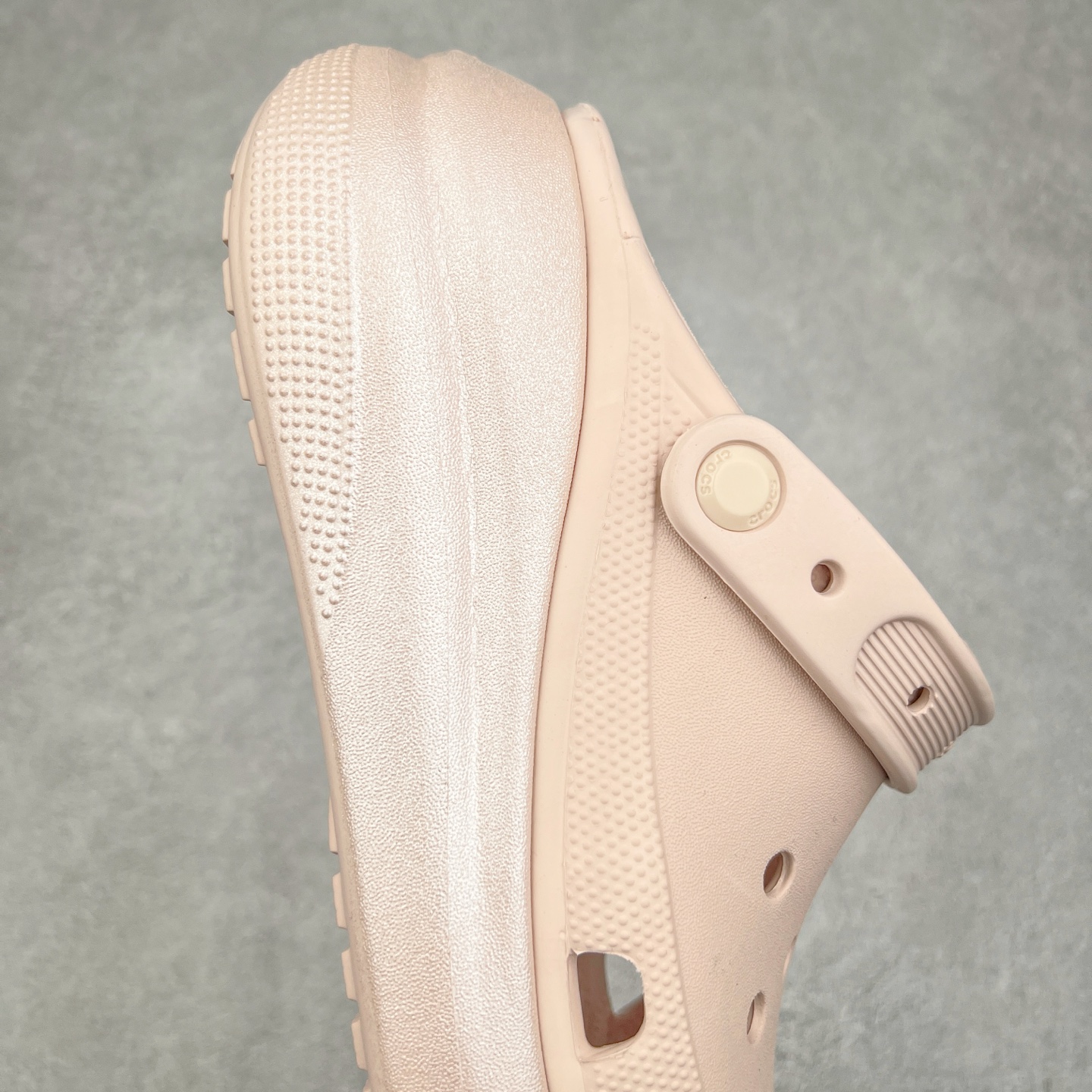 图片[6]-＃DG莞产 Crocs Classic Clog 卡骆驰休闲沙滩洞洞鞋拖鞋凉鞋泡芙鞋 联名款 透明防水袋包装 注意配件需单独购买 超轻Croslite专利材料打造 鞋面更加耐用易清洗 该鞋款轻盈舒适 2002年 经典克骆格诞生 秉承外形简单 穿着舒适的初衷 不断为消费者带来舒适的穿着体验 穿出“趣”味 鞋面洞洞可搭彰显个性的智必星 一鞋两穿 可调节式后跟带增添鞋身的稳固性能 放前面变成愜意舒适的凉拖 放后面行走跑跳更加稳妥 Croslite ™材料 封闭式细胞树脂 能够在体温作用下自动变形以适应脚部形状 涉水性优秀的同时易于清洁 抓地力强 不易打滑 Crocs的核心理念：轻便 灵活 全方位的舒适感 同步官方尺码：M4（36-37） M5（37-38）M6（38-39）M7（39-40）-选品中心