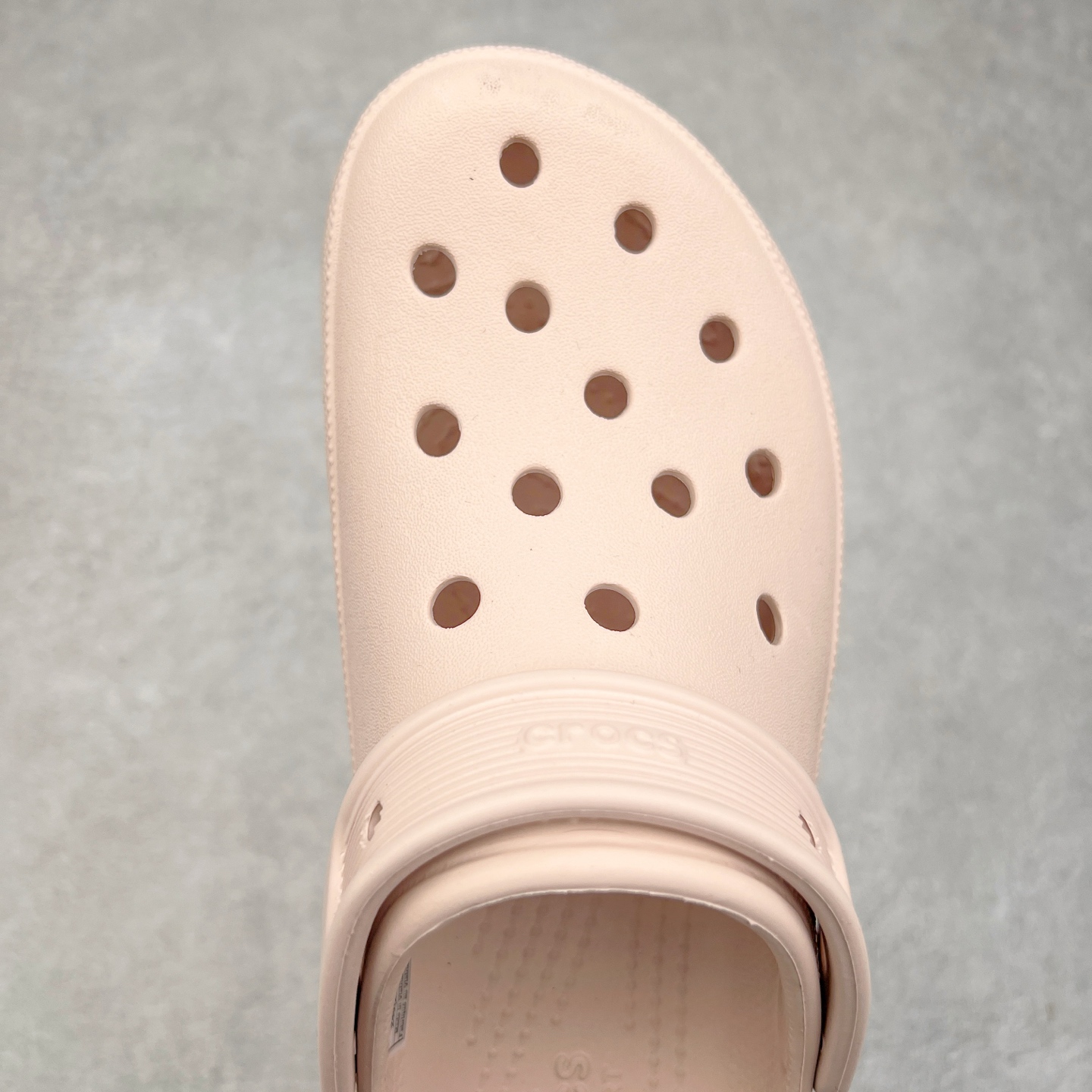 图片[4]-＃DG莞产 Crocs Classic Clog 卡骆驰休闲沙滩洞洞鞋拖鞋凉鞋泡芙鞋 联名款 透明防水袋包装 注意配件需单独购买 超轻Croslite专利材料打造 鞋面更加耐用易清洗 该鞋款轻盈舒适 2002年 经典克骆格诞生 秉承外形简单 穿着舒适的初衷 不断为消费者带来舒适的穿着体验 穿出“趣”味 鞋面洞洞可搭彰显个性的智必星 一鞋两穿 可调节式后跟带增添鞋身的稳固性能 放前面变成愜意舒适的凉拖 放后面行走跑跳更加稳妥 Croslite ™材料 封闭式细胞树脂 能够在体温作用下自动变形以适应脚部形状 涉水性优秀的同时易于清洁 抓地力强 不易打滑 Crocs的核心理念：轻便 灵活 全方位的舒适感 同步官方尺码：M4（36-37） M5（37-38）M6（38-39）M7（39-40）-选品中心