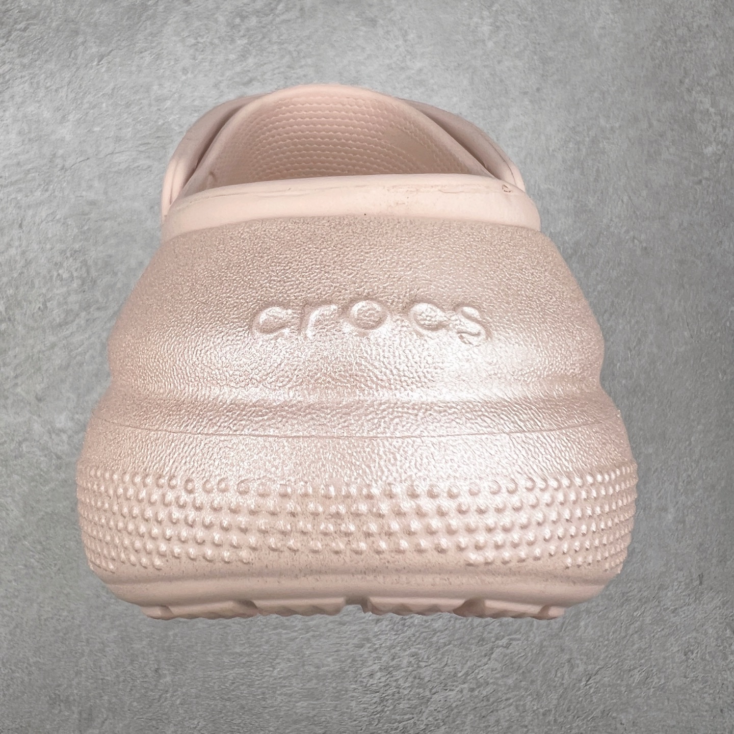 图片[8]-＃DG莞产 Crocs Classic Clog 卡骆驰休闲沙滩洞洞鞋拖鞋凉鞋泡芙鞋 联名款 透明防水袋包装 注意配件需单独购买 超轻Croslite专利材料打造 鞋面更加耐用易清洗 该鞋款轻盈舒适 2002年 经典克骆格诞生 秉承外形简单 穿着舒适的初衷 不断为消费者带来舒适的穿着体验 穿出“趣”味 鞋面洞洞可搭彰显个性的智必星 一鞋两穿 可调节式后跟带增添鞋身的稳固性能 放前面变成愜意舒适的凉拖 放后面行走跑跳更加稳妥 Croslite ™材料 封闭式细胞树脂 能够在体温作用下自动变形以适应脚部形状 涉水性优秀的同时易于清洁 抓地力强 不易打滑 Crocs的核心理念：轻便 灵活 全方位的舒适感 同步官方尺码：M4（36-37） M5（37-38）M6（38-39）M7（39-40）-选品中心