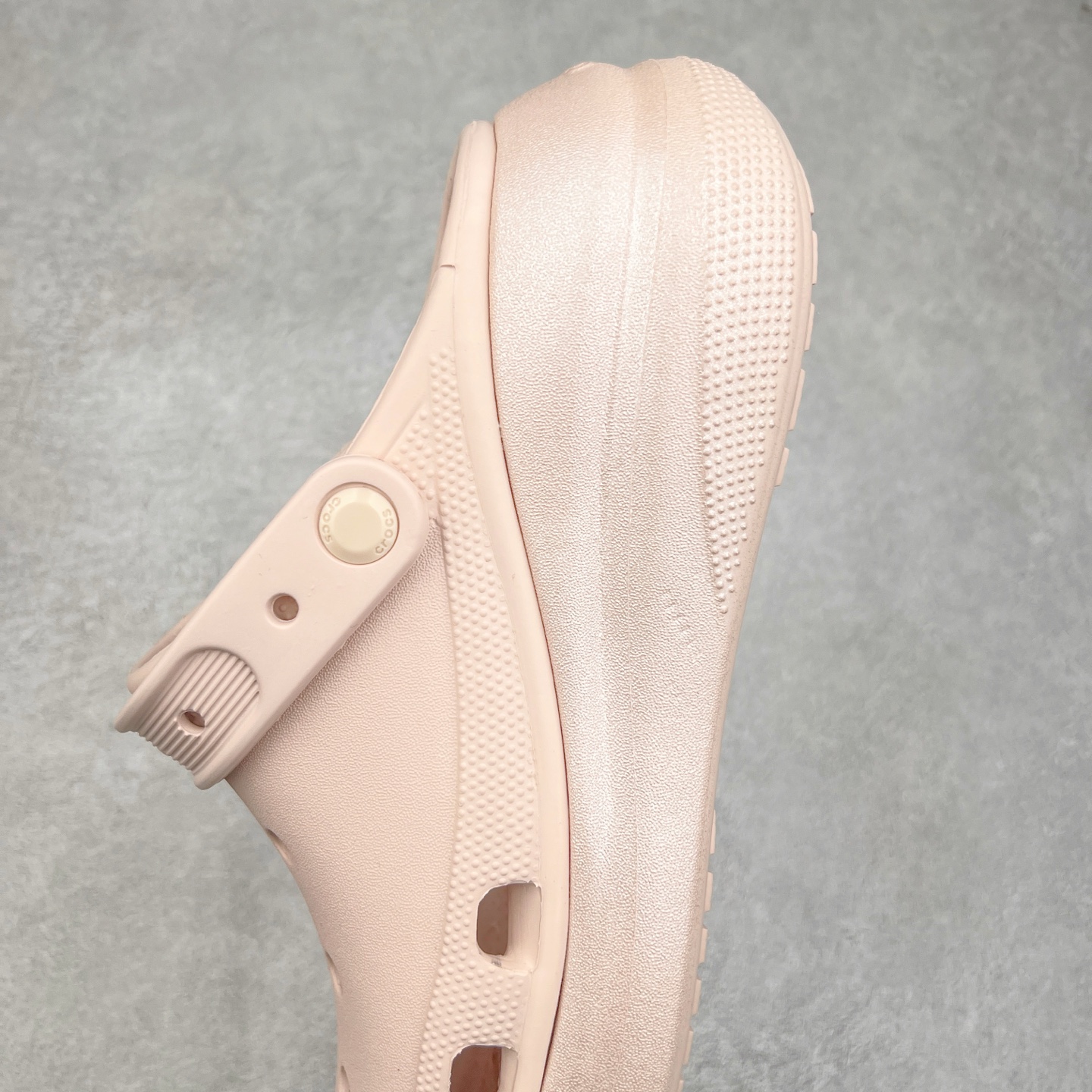 图片[7]-＃DG莞产 Crocs Classic Clog 卡骆驰休闲沙滩洞洞鞋拖鞋凉鞋泡芙鞋 联名款 透明防水袋包装 注意配件需单独购买 超轻Croslite专利材料打造 鞋面更加耐用易清洗 该鞋款轻盈舒适 2002年 经典克骆格诞生 秉承外形简单 穿着舒适的初衷 不断为消费者带来舒适的穿着体验 穿出“趣”味 鞋面洞洞可搭彰显个性的智必星 一鞋两穿 可调节式后跟带增添鞋身的稳固性能 放前面变成愜意舒适的凉拖 放后面行走跑跳更加稳妥 Croslite ™材料 封闭式细胞树脂 能够在体温作用下自动变形以适应脚部形状 涉水性优秀的同时易于清洁 抓地力强 不易打滑 Crocs的核心理念：轻便 灵活 全方位的舒适感 同步官方尺码：M4（36-37） M5（37-38）M6（38-39）M7（39-40）-选品中心