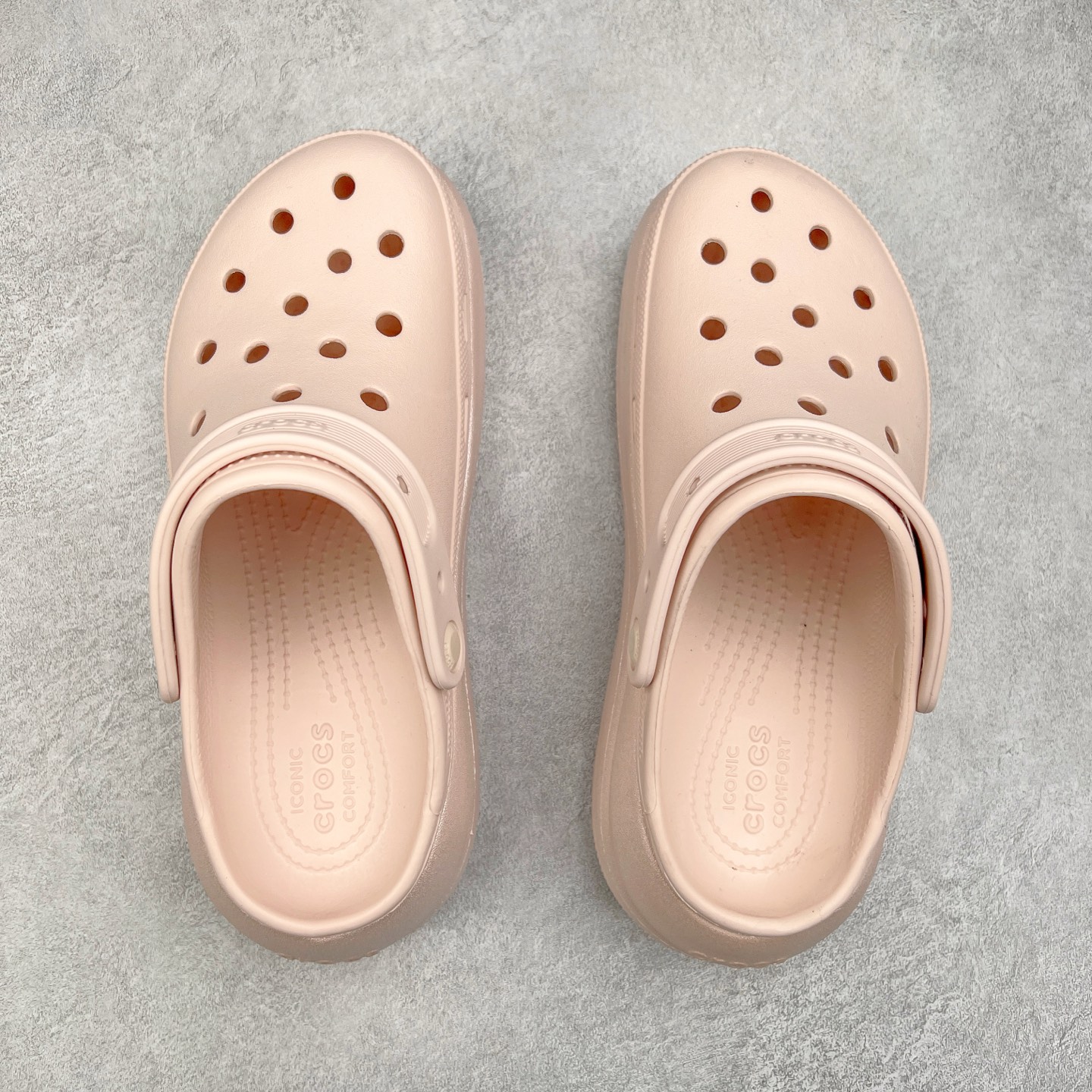 图片[3]-＃DG莞产 Crocs Classic Clog 卡骆驰休闲沙滩洞洞鞋拖鞋凉鞋泡芙鞋 联名款 透明防水袋包装 注意配件需单独购买 超轻Croslite专利材料打造 鞋面更加耐用易清洗 该鞋款轻盈舒适 2002年 经典克骆格诞生 秉承外形简单 穿着舒适的初衷 不断为消费者带来舒适的穿着体验 穿出“趣”味 鞋面洞洞可搭彰显个性的智必星 一鞋两穿 可调节式后跟带增添鞋身的稳固性能 放前面变成愜意舒适的凉拖 放后面行走跑跳更加稳妥 Croslite ™材料 封闭式细胞树脂 能够在体温作用下自动变形以适应脚部形状 涉水性优秀的同时易于清洁 抓地力强 不易打滑 Crocs的核心理念：轻便 灵活 全方位的舒适感 同步官方尺码：M4（36-37） M5（37-38）M6（38-39）M7（39-40）-选品中心