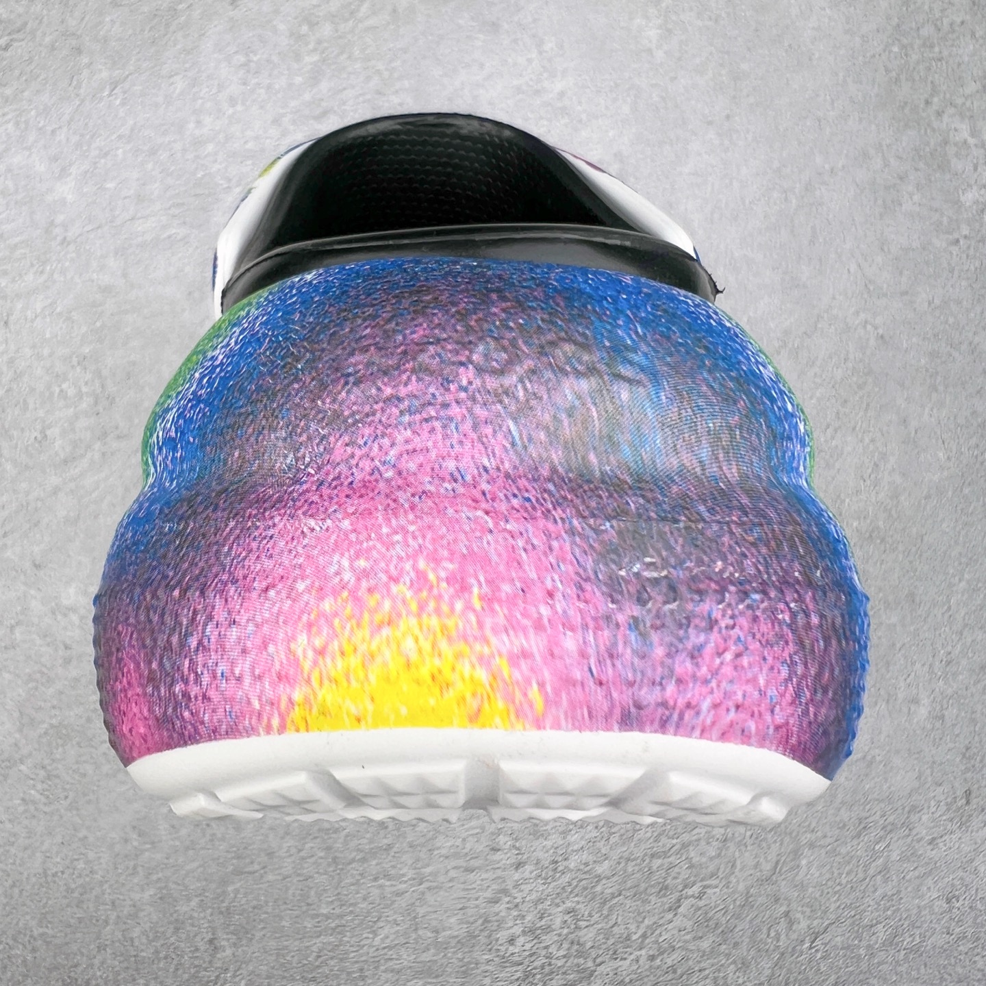 图片[8]-＃DG莞产 Crocs Classic Clog 卡骆驰休闲沙滩洞洞鞋拖鞋凉鞋泡芙鞋 联名款 透明防水袋包装 注意配件需单独购买 超轻Croslite专利材料打造 鞋面更加耐用易清洗 该鞋款轻盈舒适 2002年 经典克骆格诞生 秉承外形简单 穿着舒适的初衷 不断为消费者带来舒适的穿着体验 穿出“趣”味 鞋面洞洞可搭彰显个性的智必星 一鞋两穿 可调节式后跟带增添鞋身的稳固性能 放前面变成愜意舒适的凉拖 放后面行走跑跳更加稳妥 Croslite ™材料 封闭式细胞树脂 能够在体温作用下自动变形以适应脚部形状 涉水性优秀的同时易于清洁 抓地力强 不易打滑 Crocs的核心理念：轻便 灵活 全方位的舒适感 同步官方尺码：M4（36-37） M5（37-38）M6（38-39）M7（39-40）-选品中心