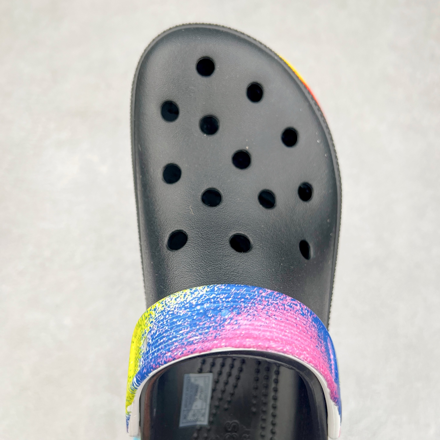 图片[4]-＃DG莞产 Crocs Classic Clog 卡骆驰休闲沙滩洞洞鞋拖鞋凉鞋泡芙鞋 联名款 透明防水袋包装 注意配件需单独购买 超轻Croslite专利材料打造 鞋面更加耐用易清洗 该鞋款轻盈舒适 2002年 经典克骆格诞生 秉承外形简单 穿着舒适的初衷 不断为消费者带来舒适的穿着体验 穿出“趣”味 鞋面洞洞可搭彰显个性的智必星 一鞋两穿 可调节式后跟带增添鞋身的稳固性能 放前面变成愜意舒适的凉拖 放后面行走跑跳更加稳妥 Croslite ™材料 封闭式细胞树脂 能够在体温作用下自动变形以适应脚部形状 涉水性优秀的同时易于清洁 抓地力强 不易打滑 Crocs的核心理念：轻便 灵活 全方位的舒适感 同步官方尺码：M4（36-37） M5（37-38）M6（38-39）M7（39-40）-选品中心