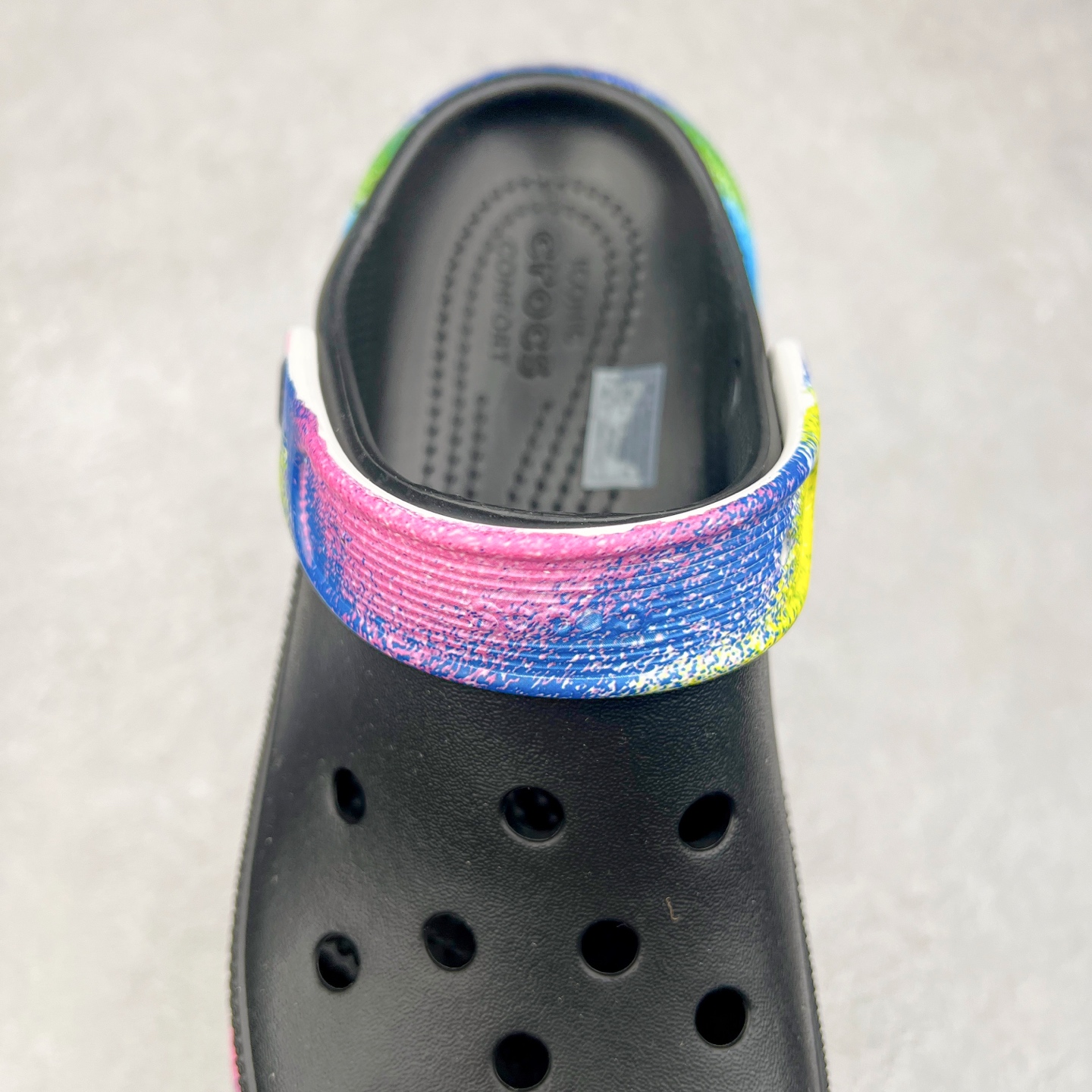 图片[5]-＃DG莞产 Crocs Classic Clog 卡骆驰休闲沙滩洞洞鞋拖鞋凉鞋泡芙鞋 联名款 透明防水袋包装 注意配件需单独购买 超轻Croslite专利材料打造 鞋面更加耐用易清洗 该鞋款轻盈舒适 2002年 经典克骆格诞生 秉承外形简单 穿着舒适的初衷 不断为消费者带来舒适的穿着体验 穿出“趣”味 鞋面洞洞可搭彰显个性的智必星 一鞋两穿 可调节式后跟带增添鞋身的稳固性能 放前面变成愜意舒适的凉拖 放后面行走跑跳更加稳妥 Croslite ™材料 封闭式细胞树脂 能够在体温作用下自动变形以适应脚部形状 涉水性优秀的同时易于清洁 抓地力强 不易打滑 Crocs的核心理念：轻便 灵活 全方位的舒适感 同步官方尺码：M4（36-37） M5（37-38）M6（38-39）M7（39-40）-选品中心