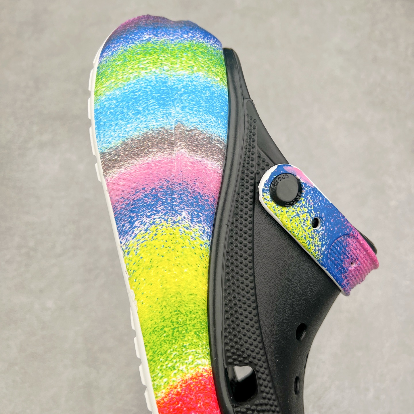 图片[6]-＃DG莞产 Crocs Classic Clog 卡骆驰休闲沙滩洞洞鞋拖鞋凉鞋泡芙鞋 联名款 透明防水袋包装 注意配件需单独购买 超轻Croslite专利材料打造 鞋面更加耐用易清洗 该鞋款轻盈舒适 2002年 经典克骆格诞生 秉承外形简单 穿着舒适的初衷 不断为消费者带来舒适的穿着体验 穿出“趣”味 鞋面洞洞可搭彰显个性的智必星 一鞋两穿 可调节式后跟带增添鞋身的稳固性能 放前面变成愜意舒适的凉拖 放后面行走跑跳更加稳妥 Croslite ™材料 封闭式细胞树脂 能够在体温作用下自动变形以适应脚部形状 涉水性优秀的同时易于清洁 抓地力强 不易打滑 Crocs的核心理念：轻便 灵活 全方位的舒适感 同步官方尺码：M4（36-37） M5（37-38）M6（38-39）M7（39-40）-选品中心