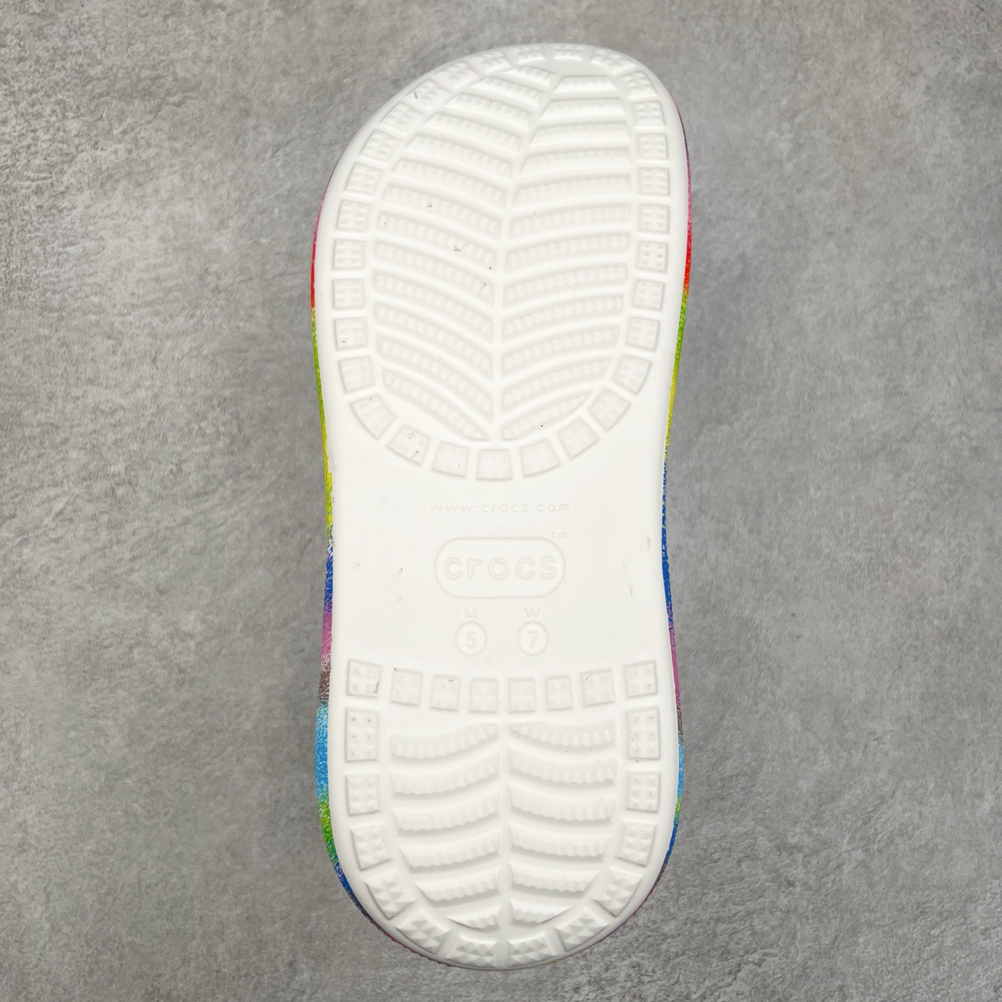 图片[9]-＃DG莞产 Crocs Classic Clog 卡骆驰休闲沙滩洞洞鞋拖鞋凉鞋泡芙鞋 联名款 透明防水袋包装 注意配件需单独购买 超轻Croslite专利材料打造 鞋面更加耐用易清洗 该鞋款轻盈舒适 2002年 经典克骆格诞生 秉承外形简单 穿着舒适的初衷 不断为消费者带来舒适的穿着体验 穿出“趣”味 鞋面洞洞可搭彰显个性的智必星 一鞋两穿 可调节式后跟带增添鞋身的稳固性能 放前面变成愜意舒适的凉拖 放后面行走跑跳更加稳妥 Croslite ™材料 封闭式细胞树脂 能够在体温作用下自动变形以适应脚部形状 涉水性优秀的同时易于清洁 抓地力强 不易打滑 Crocs的核心理念：轻便 灵活 全方位的舒适感 同步官方尺码：M4（36-37） M5（37-38）M6（38-39）M7（39-40）-选品中心