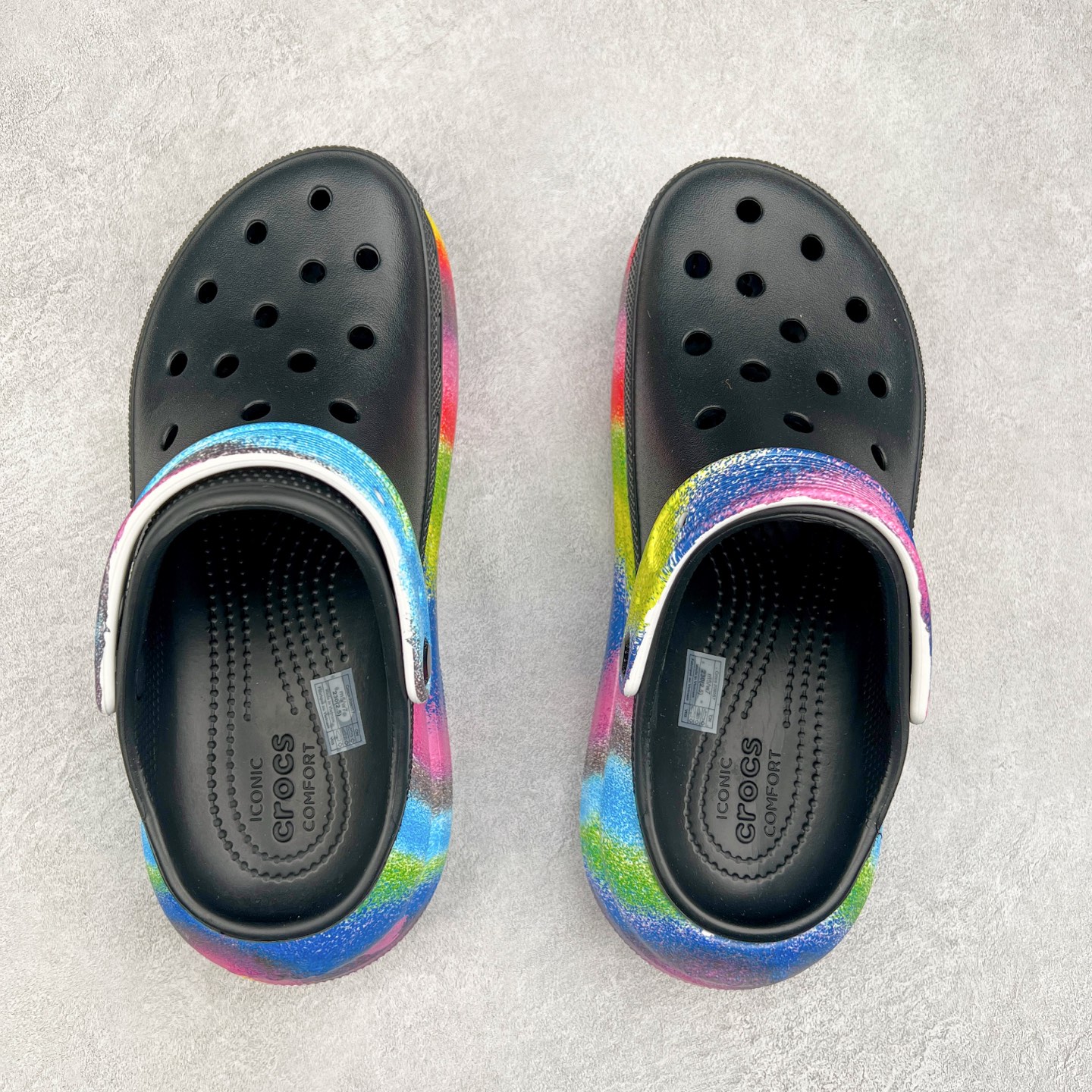 图片[3]-＃DG莞产 Crocs Classic Clog 卡骆驰休闲沙滩洞洞鞋拖鞋凉鞋泡芙鞋 联名款 透明防水袋包装 注意配件需单独购买 超轻Croslite专利材料打造 鞋面更加耐用易清洗 该鞋款轻盈舒适 2002年 经典克骆格诞生 秉承外形简单 穿着舒适的初衷 不断为消费者带来舒适的穿着体验 穿出“趣”味 鞋面洞洞可搭彰显个性的智必星 一鞋两穿 可调节式后跟带增添鞋身的稳固性能 放前面变成愜意舒适的凉拖 放后面行走跑跳更加稳妥 Croslite ™材料 封闭式细胞树脂 能够在体温作用下自动变形以适应脚部形状 涉水性优秀的同时易于清洁 抓地力强 不易打滑 Crocs的核心理念：轻便 灵活 全方位的舒适感 同步官方尺码：M4（36-37） M5（37-38）M6（38-39）M7（39-40）-选品中心