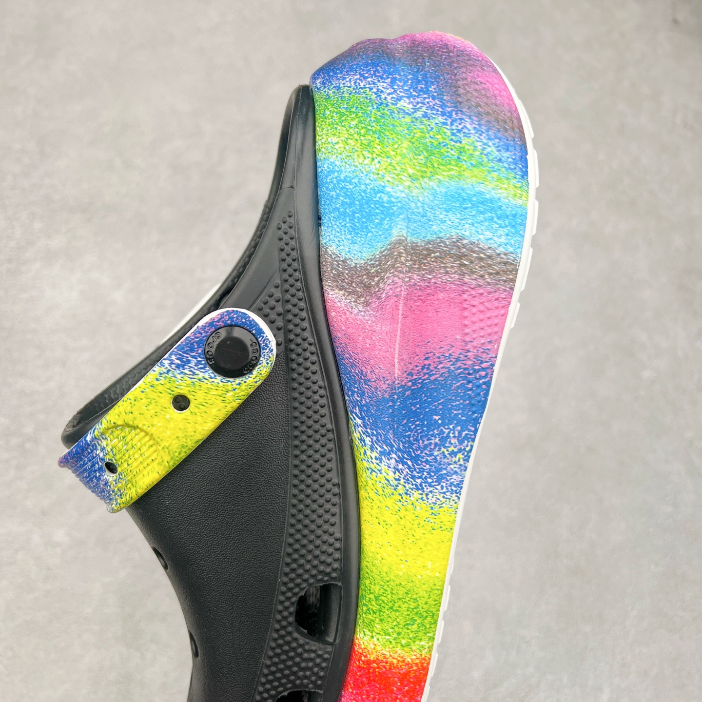 图片[7]-＃DG莞产 Crocs Classic Clog 卡骆驰休闲沙滩洞洞鞋拖鞋凉鞋泡芙鞋 联名款 透明防水袋包装 注意配件需单独购买 超轻Croslite专利材料打造 鞋面更加耐用易清洗 该鞋款轻盈舒适 2002年 经典克骆格诞生 秉承外形简单 穿着舒适的初衷 不断为消费者带来舒适的穿着体验 穿出“趣”味 鞋面洞洞可搭彰显个性的智必星 一鞋两穿 可调节式后跟带增添鞋身的稳固性能 放前面变成愜意舒适的凉拖 放后面行走跑跳更加稳妥 Croslite ™材料 封闭式细胞树脂 能够在体温作用下自动变形以适应脚部形状 涉水性优秀的同时易于清洁 抓地力强 不易打滑 Crocs的核心理念：轻便 灵活 全方位的舒适感 同步官方尺码：M4（36-37） M5（37-38）M6（38-39）M7（39-40）-选品中心