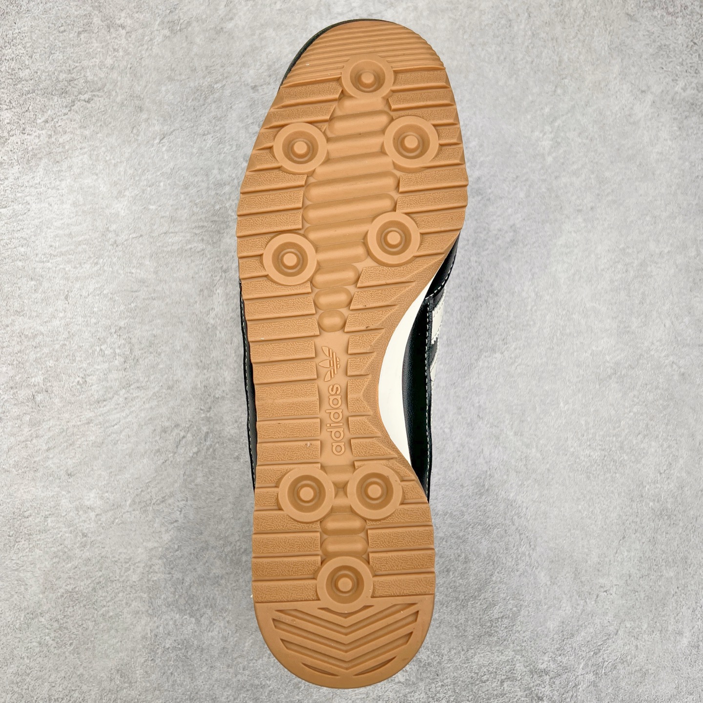 图片[9]-＃HP纯原 AD Wmns SL72 OG 系列德训足球风百搭低帮休闲运动板鞋 JI3968 采用高弹EVA+MODEL+RB三层组合底 区别市面RB一体大底 三层组合鞋底重量与原鞋一致 Originals 将有「T 头鞋」造型的诞生于 1972 年的 SL72 鞋款复刻带回 各位买鞋又有新选择了 1972 年 SL72 问世后 引领了后来阿迪达斯的跑鞋发展方向 其中「SL」代表了 Super Light 彰显了产品轻便的特性 1972 年 SL72 问世后 引领了后来阿迪达斯的跑鞋发展方向 其中「SL」代表了 Super Light 彰显了产品轻便的特性 这次 Originals 延续其轻质经典的基因 带来男女两款 SL72 男生款带来 SL72 RS 鞋型 RS 意为 Reshaped（重塑）鞋款在保留了经典的外观基础上 在尼龙材质里增加了填充物 使鞋型更加挺立和饱满 鞋头则更加圆润 鞋底的 EVA 材质则增加了鞋款的高度 女生款则带来 SL72 OG W 鞋型 OG 顾名思义则是致敬经典款式 相较于 RS（Reshaped）鞋款 鞋身更加纤细 其整体鞋身轮廓、线条、细节、材质上尊崇 70 年代 SL72 的设计 还原经典味道 尺码：36 36⅔ 37⅓ 38 38⅔ 39⅓ 40 40⅔ 41⅓ 42 42⅔ 43⅓ 44 44⅔ 45-选品中心