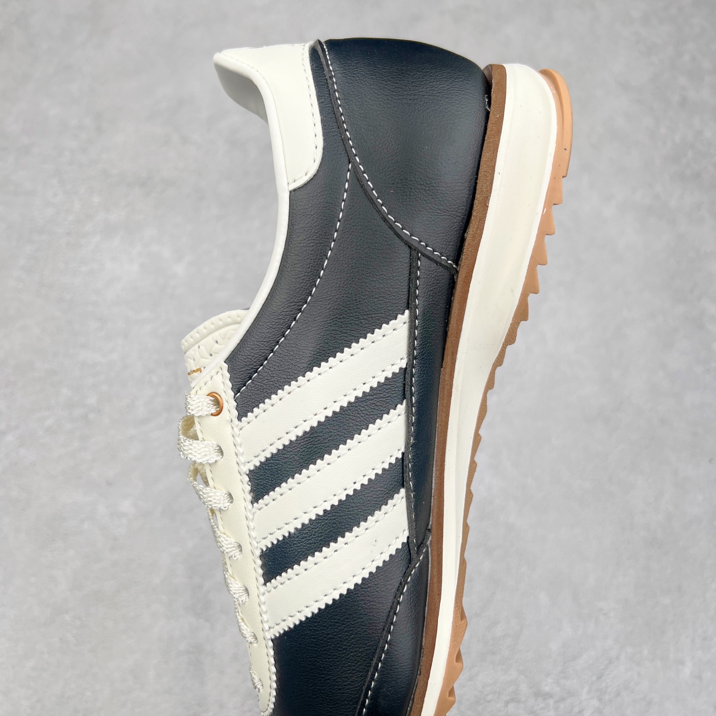 图片[7]-＃HP纯原 AD Wmns SL72 OG 系列德训足球风百搭低帮休闲运动板鞋 JI3968 采用高弹EVA+MODEL+RB三层组合底 区别市面RB一体大底 三层组合鞋底重量与原鞋一致 Originals 将有「T 头鞋」造型的诞生于 1972 年的 SL72 鞋款复刻带回 各位买鞋又有新选择了 1972 年 SL72 问世后 引领了后来阿迪达斯的跑鞋发展方向 其中「SL」代表了 Super Light 彰显了产品轻便的特性 1972 年 SL72 问世后 引领了后来阿迪达斯的跑鞋发展方向 其中「SL」代表了 Super Light 彰显了产品轻便的特性 这次 Originals 延续其轻质经典的基因 带来男女两款 SL72 男生款带来 SL72 RS 鞋型 RS 意为 Reshaped（重塑）鞋款在保留了经典的外观基础上 在尼龙材质里增加了填充物 使鞋型更加挺立和饱满 鞋头则更加圆润 鞋底的 EVA 材质则增加了鞋款的高度 女生款则带来 SL72 OG W 鞋型 OG 顾名思义则是致敬经典款式 相较于 RS（Reshaped）鞋款 鞋身更加纤细 其整体鞋身轮廓、线条、细节、材质上尊崇 70 年代 SL72 的设计 还原经典味道 尺码：36 36⅔ 37⅓ 38 38⅔ 39⅓ 40 40⅔ 41⅓ 42 42⅔ 43⅓ 44 44⅔ 45-选品中心