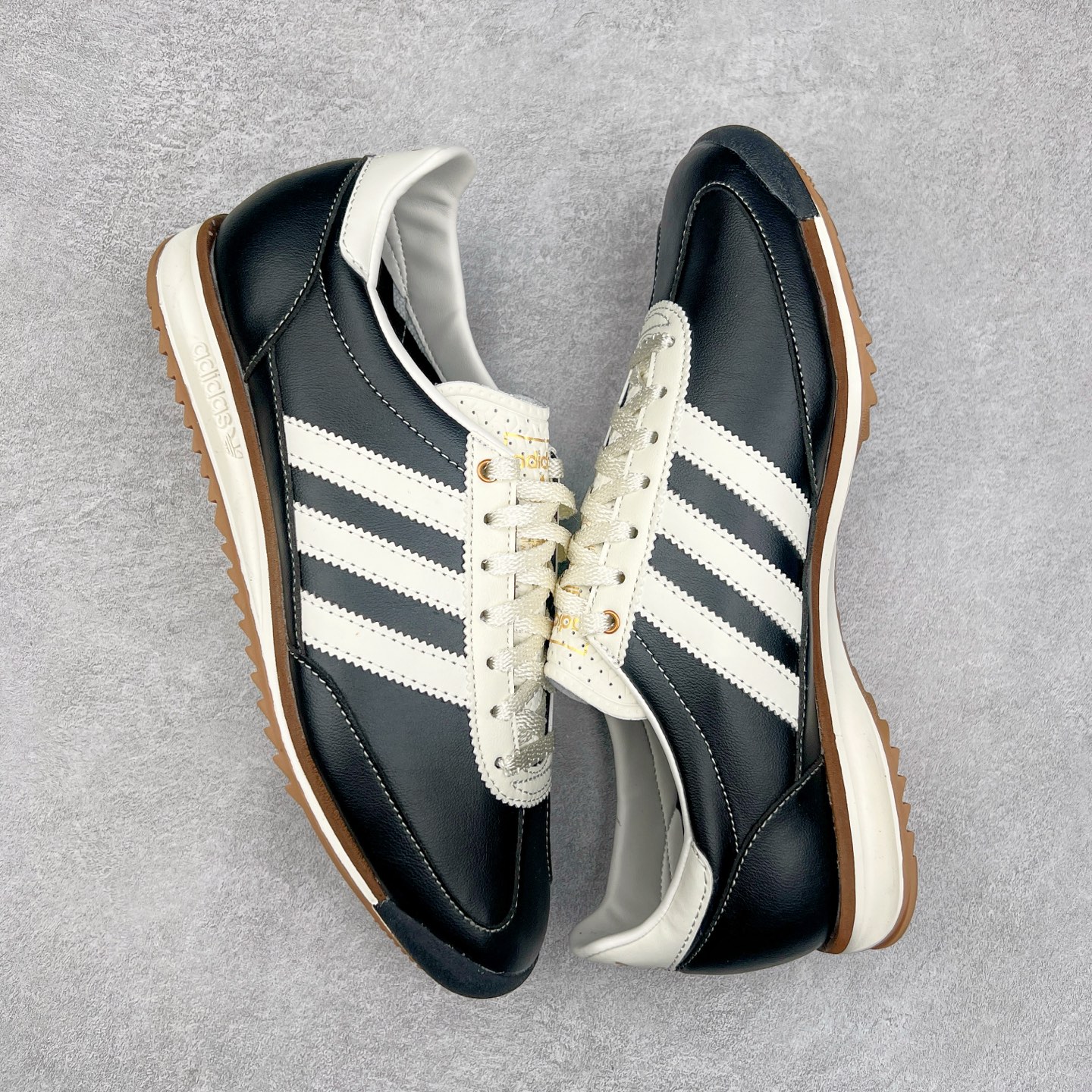 图片[3]-＃HP纯原 AD Wmns SL72 OG 系列德训足球风百搭低帮休闲运动板鞋 JI3968 采用高弹EVA+MODEL+RB三层组合底 区别市面RB一体大底 三层组合鞋底重量与原鞋一致 Originals 将有「T 头鞋」造型的诞生于 1972 年的 SL72 鞋款复刻带回 各位买鞋又有新选择了 1972 年 SL72 问世后 引领了后来阿迪达斯的跑鞋发展方向 其中「SL」代表了 Super Light 彰显了产品轻便的特性 1972 年 SL72 问世后 引领了后来阿迪达斯的跑鞋发展方向 其中「SL」代表了 Super Light 彰显了产品轻便的特性 这次 Originals 延续其轻质经典的基因 带来男女两款 SL72 男生款带来 SL72 RS 鞋型 RS 意为 Reshaped（重塑）鞋款在保留了经典的外观基础上 在尼龙材质里增加了填充物 使鞋型更加挺立和饱满 鞋头则更加圆润 鞋底的 EVA 材质则增加了鞋款的高度 女生款则带来 SL72 OG W 鞋型 OG 顾名思义则是致敬经典款式 相较于 RS（Reshaped）鞋款 鞋身更加纤细 其整体鞋身轮廓、线条、细节、材质上尊崇 70 年代 SL72 的设计 还原经典味道 尺码：36 36⅔ 37⅓ 38 38⅔ 39⅓ 40 40⅔ 41⅓ 42 42⅔ 43⅓ 44 44⅔ 45-选品中心