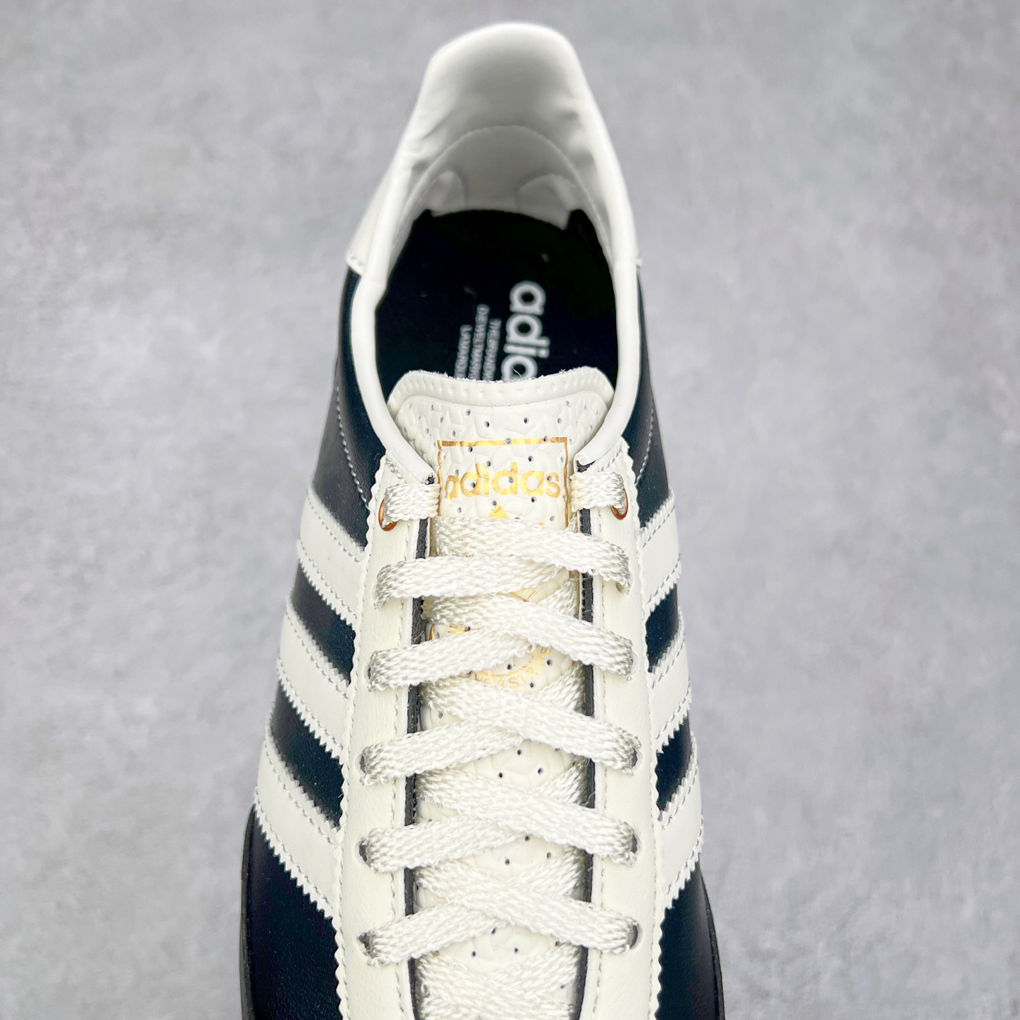 图片[5]-＃HP纯原 AD Wmns SL72 OG 系列德训足球风百搭低帮休闲运动板鞋 JI3968 采用高弹EVA+MODEL+RB三层组合底 区别市面RB一体大底 三层组合鞋底重量与原鞋一致 Originals 将有「T 头鞋」造型的诞生于 1972 年的 SL72 鞋款复刻带回 各位买鞋又有新选择了 1972 年 SL72 问世后 引领了后来阿迪达斯的跑鞋发展方向 其中「SL」代表了 Super Light 彰显了产品轻便的特性 1972 年 SL72 问世后 引领了后来阿迪达斯的跑鞋发展方向 其中「SL」代表了 Super Light 彰显了产品轻便的特性 这次 Originals 延续其轻质经典的基因 带来男女两款 SL72 男生款带来 SL72 RS 鞋型 RS 意为 Reshaped（重塑）鞋款在保留了经典的外观基础上 在尼龙材质里增加了填充物 使鞋型更加挺立和饱满 鞋头则更加圆润 鞋底的 EVA 材质则增加了鞋款的高度 女生款则带来 SL72 OG W 鞋型 OG 顾名思义则是致敬经典款式 相较于 RS（Reshaped）鞋款 鞋身更加纤细 其整体鞋身轮廓、线条、细节、材质上尊崇 70 年代 SL72 的设计 还原经典味道 尺码：36 36⅔ 37⅓ 38 38⅔ 39⅓ 40 40⅔ 41⅓ 42 42⅔ 43⅓ 44 44⅔ 45-选品中心