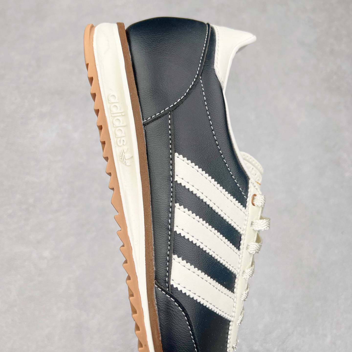 图片[6]-＃HP纯原 AD Wmns SL72 OG 系列德训足球风百搭低帮休闲运动板鞋 JI3968 采用高弹EVA+MODEL+RB三层组合底 区别市面RB一体大底 三层组合鞋底重量与原鞋一致 Originals 将有「T 头鞋」造型的诞生于 1972 年的 SL72 鞋款复刻带回 各位买鞋又有新选择了 1972 年 SL72 问世后 引领了后来阿迪达斯的跑鞋发展方向 其中「SL」代表了 Super Light 彰显了产品轻便的特性 1972 年 SL72 问世后 引领了后来阿迪达斯的跑鞋发展方向 其中「SL」代表了 Super Light 彰显了产品轻便的特性 这次 Originals 延续其轻质经典的基因 带来男女两款 SL72 男生款带来 SL72 RS 鞋型 RS 意为 Reshaped（重塑）鞋款在保留了经典的外观基础上 在尼龙材质里增加了填充物 使鞋型更加挺立和饱满 鞋头则更加圆润 鞋底的 EVA 材质则增加了鞋款的高度 女生款则带来 SL72 OG W 鞋型 OG 顾名思义则是致敬经典款式 相较于 RS（Reshaped）鞋款 鞋身更加纤细 其整体鞋身轮廓、线条、细节、材质上尊崇 70 年代 SL72 的设计 还原经典味道 尺码：36 36⅔ 37⅓ 38 38⅔ 39⅓ 40 40⅔ 41⅓ 42 42⅔ 43⅓ 44 44⅔ 45-选品中心