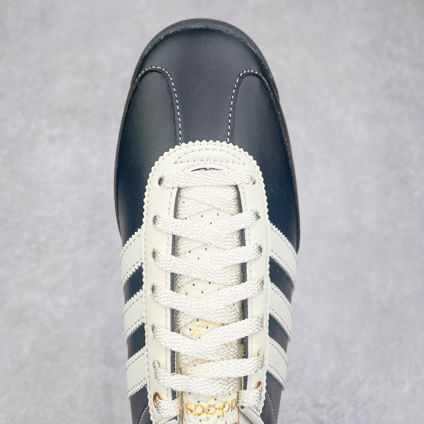 图片[4]-＃HP纯原 AD Wmns SL72 OG 系列德训足球风百搭低帮休闲运动板鞋 JI3968 采用高弹EVA+MODEL+RB三层组合底 区别市面RB一体大底 三层组合鞋底重量与原鞋一致 Originals 将有「T 头鞋」造型的诞生于 1972 年的 SL72 鞋款复刻带回 各位买鞋又有新选择了 1972 年 SL72 问世后 引领了后来阿迪达斯的跑鞋发展方向 其中「SL」代表了 Super Light 彰显了产品轻便的特性 1972 年 SL72 问世后 引领了后来阿迪达斯的跑鞋发展方向 其中「SL」代表了 Super Light 彰显了产品轻便的特性 这次 Originals 延续其轻质经典的基因 带来男女两款 SL72 男生款带来 SL72 RS 鞋型 RS 意为 Reshaped（重塑）鞋款在保留了经典的外观基础上 在尼龙材质里增加了填充物 使鞋型更加挺立和饱满 鞋头则更加圆润 鞋底的 EVA 材质则增加了鞋款的高度 女生款则带来 SL72 OG W 鞋型 OG 顾名思义则是致敬经典款式 相较于 RS（Reshaped）鞋款 鞋身更加纤细 其整体鞋身轮廓、线条、细节、材质上尊崇 70 年代 SL72 的设计 还原经典味道 尺码：36 36⅔ 37⅓ 38 38⅔ 39⅓ 40 40⅔ 41⅓ 42 42⅔ 43⅓ 44 44⅔ 45-选品中心