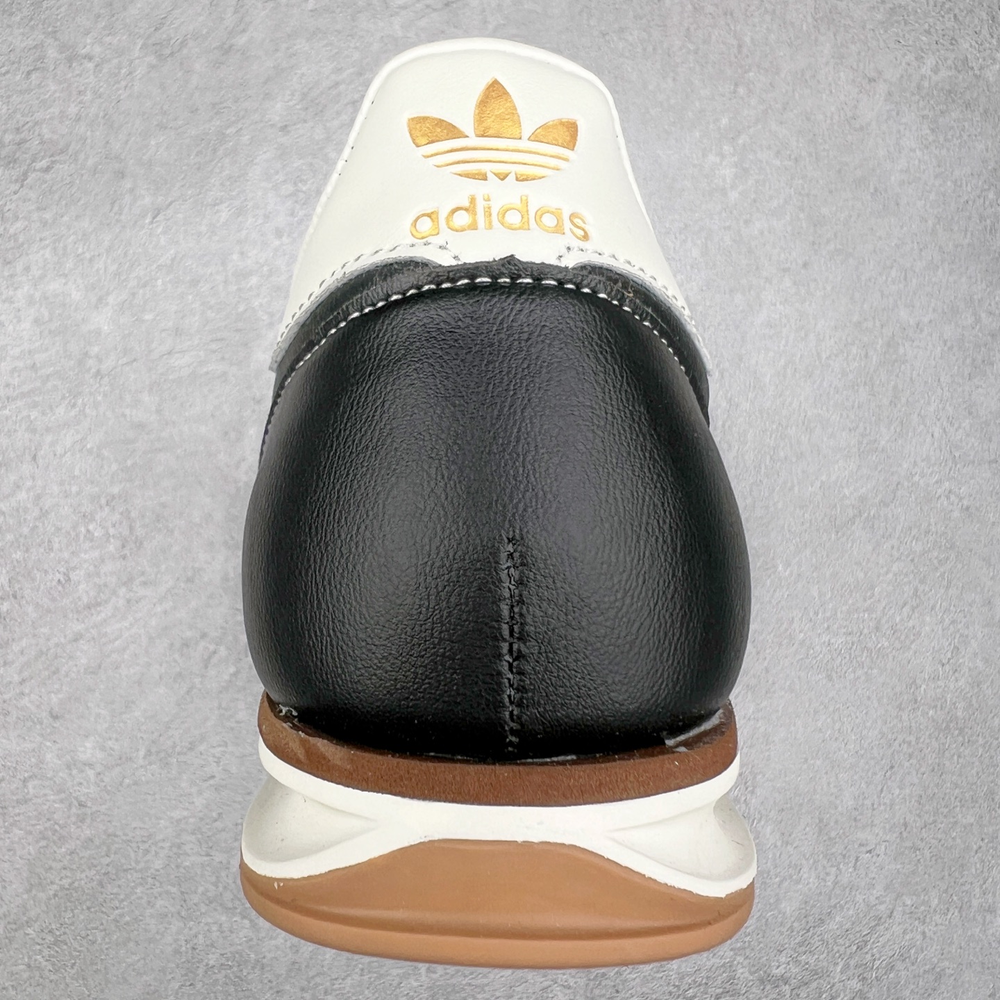 图片[8]-＃HP纯原 AD Wmns SL72 OG 系列德训足球风百搭低帮休闲运动板鞋 JI3968 采用高弹EVA+MODEL+RB三层组合底 区别市面RB一体大底 三层组合鞋底重量与原鞋一致 Originals 将有「T 头鞋」造型的诞生于 1972 年的 SL72 鞋款复刻带回 各位买鞋又有新选择了 1972 年 SL72 问世后 引领了后来阿迪达斯的跑鞋发展方向 其中「SL」代表了 Super Light 彰显了产品轻便的特性 1972 年 SL72 问世后 引领了后来阿迪达斯的跑鞋发展方向 其中「SL」代表了 Super Light 彰显了产品轻便的特性 这次 Originals 延续其轻质经典的基因 带来男女两款 SL72 男生款带来 SL72 RS 鞋型 RS 意为 Reshaped（重塑）鞋款在保留了经典的外观基础上 在尼龙材质里增加了填充物 使鞋型更加挺立和饱满 鞋头则更加圆润 鞋底的 EVA 材质则增加了鞋款的高度 女生款则带来 SL72 OG W 鞋型 OG 顾名思义则是致敬经典款式 相较于 RS（Reshaped）鞋款 鞋身更加纤细 其整体鞋身轮廓、线条、细节、材质上尊崇 70 年代 SL72 的设计 还原经典味道 尺码：36 36⅔ 37⅓ 38 38⅔ 39⅓ 40 40⅔ 41⅓ 42 42⅔ 43⅓ 44 44⅔ 45-选品中心