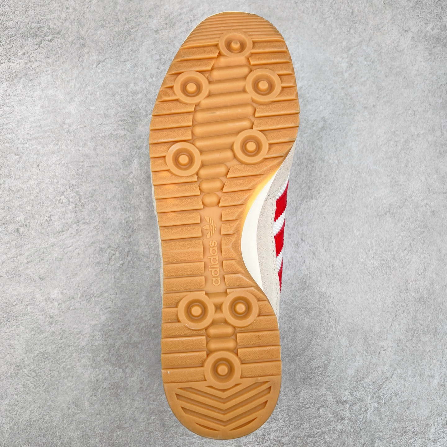 图片[9]-＃HP纯原 AD Wmns SL72 OG 系列德训足球风百搭低帮休闲运动板鞋 JP5277 采用高弹EVA+MODEL+RB三层组合底 区别市面RB一体大底 三层组合鞋底重量与原鞋一致 Originals 将有「T 头鞋」造型的诞生于 1972 年的 SL72 鞋款复刻带回 各位买鞋又有新选择了 1972 年 SL72 问世后 引领了后来阿迪达斯的跑鞋发展方向 其中「SL」代表了 Super Light 彰显了产品轻便的特性 1972 年 SL72 问世后 引领了后来阿迪达斯的跑鞋发展方向 其中「SL」代表了 Super Light 彰显了产品轻便的特性 这次 Originals 延续其轻质经典的基因 带来男女两款 SL72 男生款带来 SL72 RS 鞋型 RS 意为 Reshaped（重塑）鞋款在保留了经典的外观基础上 在尼龙材质里增加了填充物 使鞋型更加挺立和饱满 鞋头则更加圆润 鞋底的 EVA 材质则增加了鞋款的高度 女生款则带来 SL72 OG W 鞋型 OG 顾名思义则是致敬经典款式 相较于 RS（Reshaped）鞋款 鞋身更加纤细 其整体鞋身轮廓、线条、细节、材质上尊崇 70 年代 SL72 的设计 还原经典味道 尺码：36 36⅔ 37⅓ 38 38⅔ 39⅓ 40 40⅔ 41⅓ 42 42⅔ 43⅓ 44 44⅔ 45-选品中心