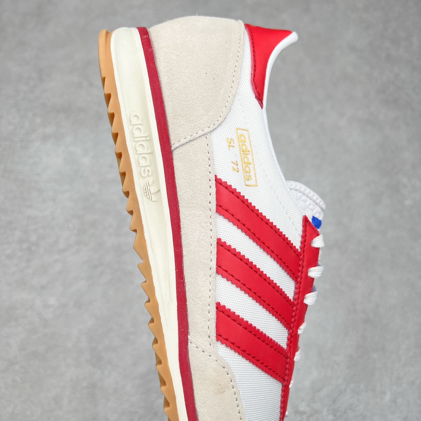 图片[6]-＃HP纯原 AD Wmns SL72 OG 系列德训足球风百搭低帮休闲运动板鞋 JP5277 采用高弹EVA+MODEL+RB三层组合底 区别市面RB一体大底 三层组合鞋底重量与原鞋一致 Originals 将有「T 头鞋」造型的诞生于 1972 年的 SL72 鞋款复刻带回 各位买鞋又有新选择了 1972 年 SL72 问世后 引领了后来阿迪达斯的跑鞋发展方向 其中「SL」代表了 Super Light 彰显了产品轻便的特性 1972 年 SL72 问世后 引领了后来阿迪达斯的跑鞋发展方向 其中「SL」代表了 Super Light 彰显了产品轻便的特性 这次 Originals 延续其轻质经典的基因 带来男女两款 SL72 男生款带来 SL72 RS 鞋型 RS 意为 Reshaped（重塑）鞋款在保留了经典的外观基础上 在尼龙材质里增加了填充物 使鞋型更加挺立和饱满 鞋头则更加圆润 鞋底的 EVA 材质则增加了鞋款的高度 女生款则带来 SL72 OG W 鞋型 OG 顾名思义则是致敬经典款式 相较于 RS（Reshaped）鞋款 鞋身更加纤细 其整体鞋身轮廓、线条、细节、材质上尊崇 70 年代 SL72 的设计 还原经典味道 尺码：36 36⅔ 37⅓ 38 38⅔ 39⅓ 40 40⅔ 41⅓ 42 42⅔ 43⅓ 44 44⅔ 45-选品中心