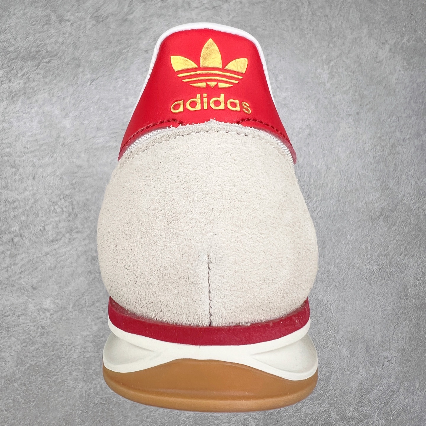 图片[8]-＃HP纯原 AD Wmns SL72 OG 系列德训足球风百搭低帮休闲运动板鞋 JP5277 采用高弹EVA+MODEL+RB三层组合底 区别市面RB一体大底 三层组合鞋底重量与原鞋一致 Originals 将有「T 头鞋」造型的诞生于 1972 年的 SL72 鞋款复刻带回 各位买鞋又有新选择了 1972 年 SL72 问世后 引领了后来阿迪达斯的跑鞋发展方向 其中「SL」代表了 Super Light 彰显了产品轻便的特性 1972 年 SL72 问世后 引领了后来阿迪达斯的跑鞋发展方向 其中「SL」代表了 Super Light 彰显了产品轻便的特性 这次 Originals 延续其轻质经典的基因 带来男女两款 SL72 男生款带来 SL72 RS 鞋型 RS 意为 Reshaped（重塑）鞋款在保留了经典的外观基础上 在尼龙材质里增加了填充物 使鞋型更加挺立和饱满 鞋头则更加圆润 鞋底的 EVA 材质则增加了鞋款的高度 女生款则带来 SL72 OG W 鞋型 OG 顾名思义则是致敬经典款式 相较于 RS（Reshaped）鞋款 鞋身更加纤细 其整体鞋身轮廓、线条、细节、材质上尊崇 70 年代 SL72 的设计 还原经典味道 尺码：36 36⅔ 37⅓ 38 38⅔ 39⅓ 40 40⅔ 41⅓ 42 42⅔ 43⅓ 44 44⅔ 45-选品中心