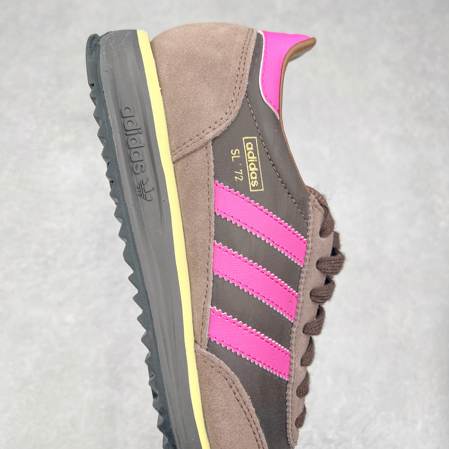 图片[6]-＃HP纯原 AD Wmns SL72 OG 系列德训足球风百搭低帮休闲运动板鞋 JI2494 采用高弹EVA+MODEL+RB三层组合底 区别市面RB一体大底 三层组合鞋底重量与原鞋一致 Originals 将有「T 头鞋」造型的诞生于 1972 年的 SL72 鞋款复刻带回 各位买鞋又有新选择了 1972 年 SL72 问世后 引领了后来阿迪达斯的跑鞋发展方向 其中「SL」代表了 Super Light 彰显了产品轻便的特性 1972 年 SL72 问世后 引领了后来阿迪达斯的跑鞋发展方向 其中「SL」代表了 Super Light 彰显了产品轻便的特性 这次 Originals 延续其轻质经典的基因 带来男女两款 SL72 男生款带来 SL72 RS 鞋型 RS 意为 Reshaped（重塑）鞋款在保留了经典的外观基础上 在尼龙材质里增加了填充物 使鞋型更加挺立和饱满 鞋头则更加圆润 鞋底的 EVA 材质则增加了鞋款的高度 女生款则带来 SL72 OG W 鞋型 OG 顾名思义则是致敬经典款式 相较于 RS（Reshaped）鞋款 鞋身更加纤细 其整体鞋身轮廓、线条、细节、材质上尊崇 70 年代 SL72 的设计 还原经典味道 尺码：36 36⅔ 37⅓ 38 38⅔ 39⅓ 40 40⅔ 41⅓ 42 42⅔ 43⅓ 44 44⅔ 45-选品中心