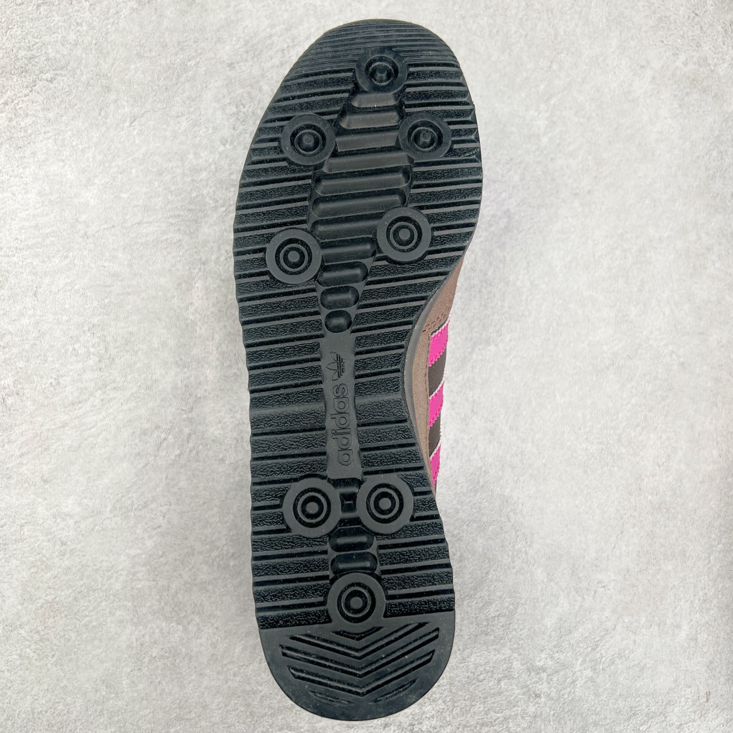 图片[9]-＃HP纯原 AD Wmns SL72 OG 系列德训足球风百搭低帮休闲运动板鞋 JI2494 采用高弹EVA+MODEL+RB三层组合底 区别市面RB一体大底 三层组合鞋底重量与原鞋一致 Originals 将有「T 头鞋」造型的诞生于 1972 年的 SL72 鞋款复刻带回 各位买鞋又有新选择了 1972 年 SL72 问世后 引领了后来阿迪达斯的跑鞋发展方向 其中「SL」代表了 Super Light 彰显了产品轻便的特性 1972 年 SL72 问世后 引领了后来阿迪达斯的跑鞋发展方向 其中「SL」代表了 Super Light 彰显了产品轻便的特性 这次 Originals 延续其轻质经典的基因 带来男女两款 SL72 男生款带来 SL72 RS 鞋型 RS 意为 Reshaped（重塑）鞋款在保留了经典的外观基础上 在尼龙材质里增加了填充物 使鞋型更加挺立和饱满 鞋头则更加圆润 鞋底的 EVA 材质则增加了鞋款的高度 女生款则带来 SL72 OG W 鞋型 OG 顾名思义则是致敬经典款式 相较于 RS（Reshaped）鞋款 鞋身更加纤细 其整体鞋身轮廓、线条、细节、材质上尊崇 70 年代 SL72 的设计 还原经典味道 尺码：36 36⅔ 37⅓ 38 38⅔ 39⅓ 40 40⅔ 41⅓ 42 42⅔ 43⅓ 44 44⅔ 45-选品中心