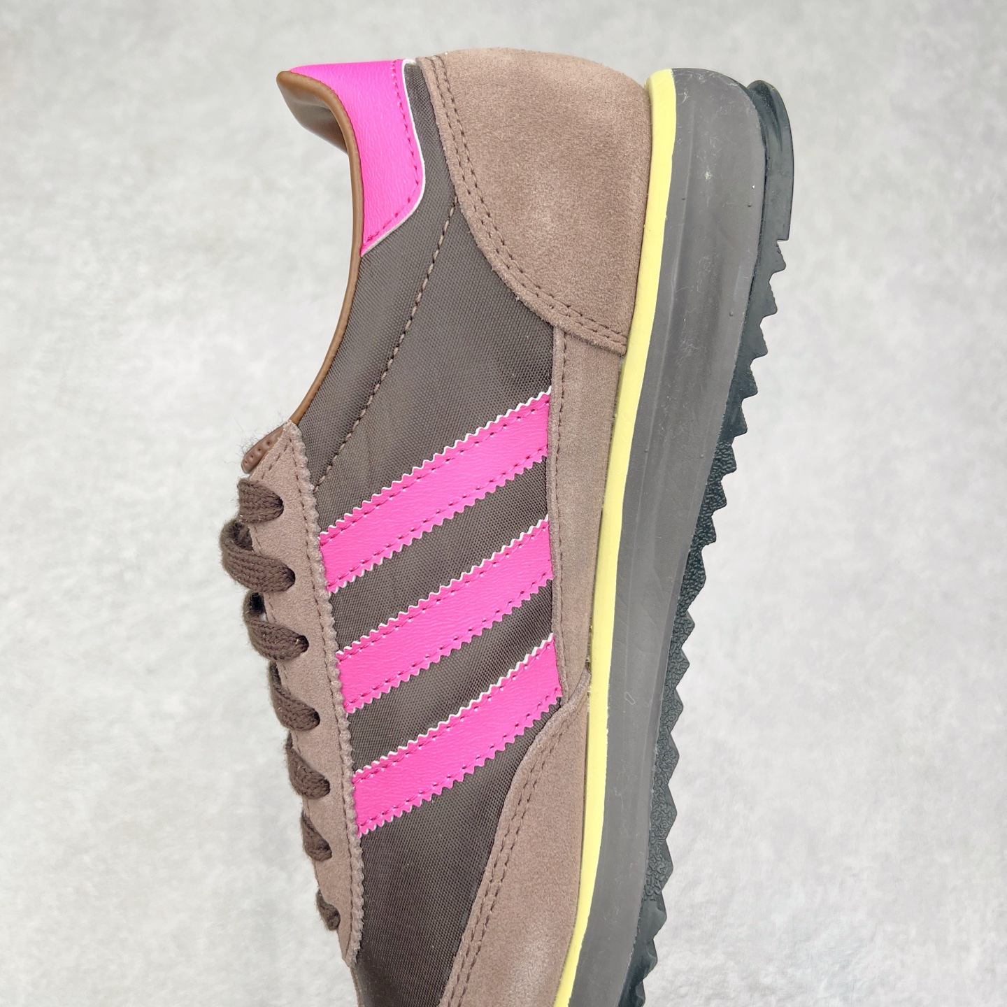 图片[7]-＃HP纯原 AD Wmns SL72 OG 系列德训足球风百搭低帮休闲运动板鞋 JI2494 采用高弹EVA+MODEL+RB三层组合底 区别市面RB一体大底 三层组合鞋底重量与原鞋一致 Originals 将有「T 头鞋」造型的诞生于 1972 年的 SL72 鞋款复刻带回 各位买鞋又有新选择了 1972 年 SL72 问世后 引领了后来阿迪达斯的跑鞋发展方向 其中「SL」代表了 Super Light 彰显了产品轻便的特性 1972 年 SL72 问世后 引领了后来阿迪达斯的跑鞋发展方向 其中「SL」代表了 Super Light 彰显了产品轻便的特性 这次 Originals 延续其轻质经典的基因 带来男女两款 SL72 男生款带来 SL72 RS 鞋型 RS 意为 Reshaped（重塑）鞋款在保留了经典的外观基础上 在尼龙材质里增加了填充物 使鞋型更加挺立和饱满 鞋头则更加圆润 鞋底的 EVA 材质则增加了鞋款的高度 女生款则带来 SL72 OG W 鞋型 OG 顾名思义则是致敬经典款式 相较于 RS（Reshaped）鞋款 鞋身更加纤细 其整体鞋身轮廓、线条、细节、材质上尊崇 70 年代 SL72 的设计 还原经典味道 尺码：36 36⅔ 37⅓ 38 38⅔ 39⅓ 40 40⅔ 41⅓ 42 42⅔ 43⅓ 44 44⅔ 45-选品中心