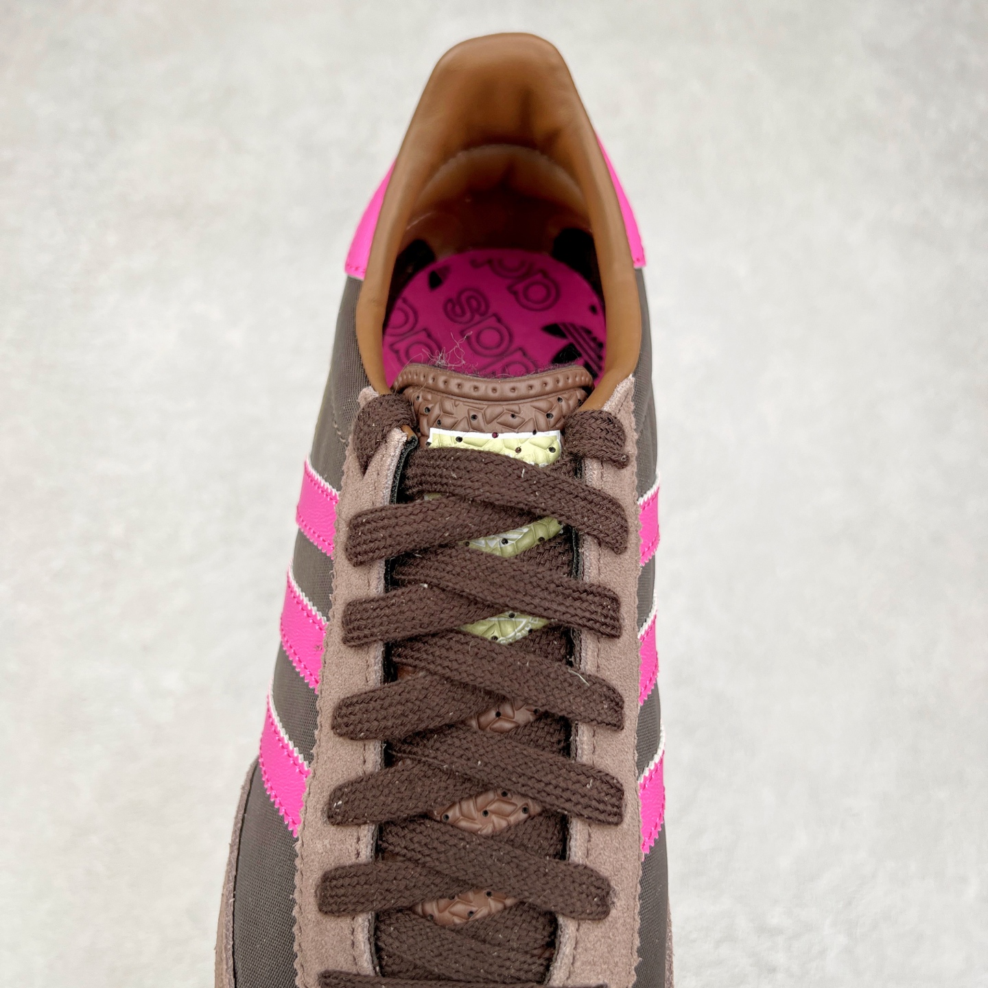 图片[5]-＃HP纯原 AD Wmns SL72 OG 系列德训足球风百搭低帮休闲运动板鞋 JI2494 采用高弹EVA+MODEL+RB三层组合底 区别市面RB一体大底 三层组合鞋底重量与原鞋一致 Originals 将有「T 头鞋」造型的诞生于 1972 年的 SL72 鞋款复刻带回 各位买鞋又有新选择了 1972 年 SL72 问世后 引领了后来阿迪达斯的跑鞋发展方向 其中「SL」代表了 Super Light 彰显了产品轻便的特性 1972 年 SL72 问世后 引领了后来阿迪达斯的跑鞋发展方向 其中「SL」代表了 Super Light 彰显了产品轻便的特性 这次 Originals 延续其轻质经典的基因 带来男女两款 SL72 男生款带来 SL72 RS 鞋型 RS 意为 Reshaped（重塑）鞋款在保留了经典的外观基础上 在尼龙材质里增加了填充物 使鞋型更加挺立和饱满 鞋头则更加圆润 鞋底的 EVA 材质则增加了鞋款的高度 女生款则带来 SL72 OG W 鞋型 OG 顾名思义则是致敬经典款式 相较于 RS（Reshaped）鞋款 鞋身更加纤细 其整体鞋身轮廓、线条、细节、材质上尊崇 70 年代 SL72 的设计 还原经典味道 尺码：36 36⅔ 37⅓ 38 38⅔ 39⅓ 40 40⅔ 41⅓ 42 42⅔ 43⅓ 44 44⅔ 45-选品中心