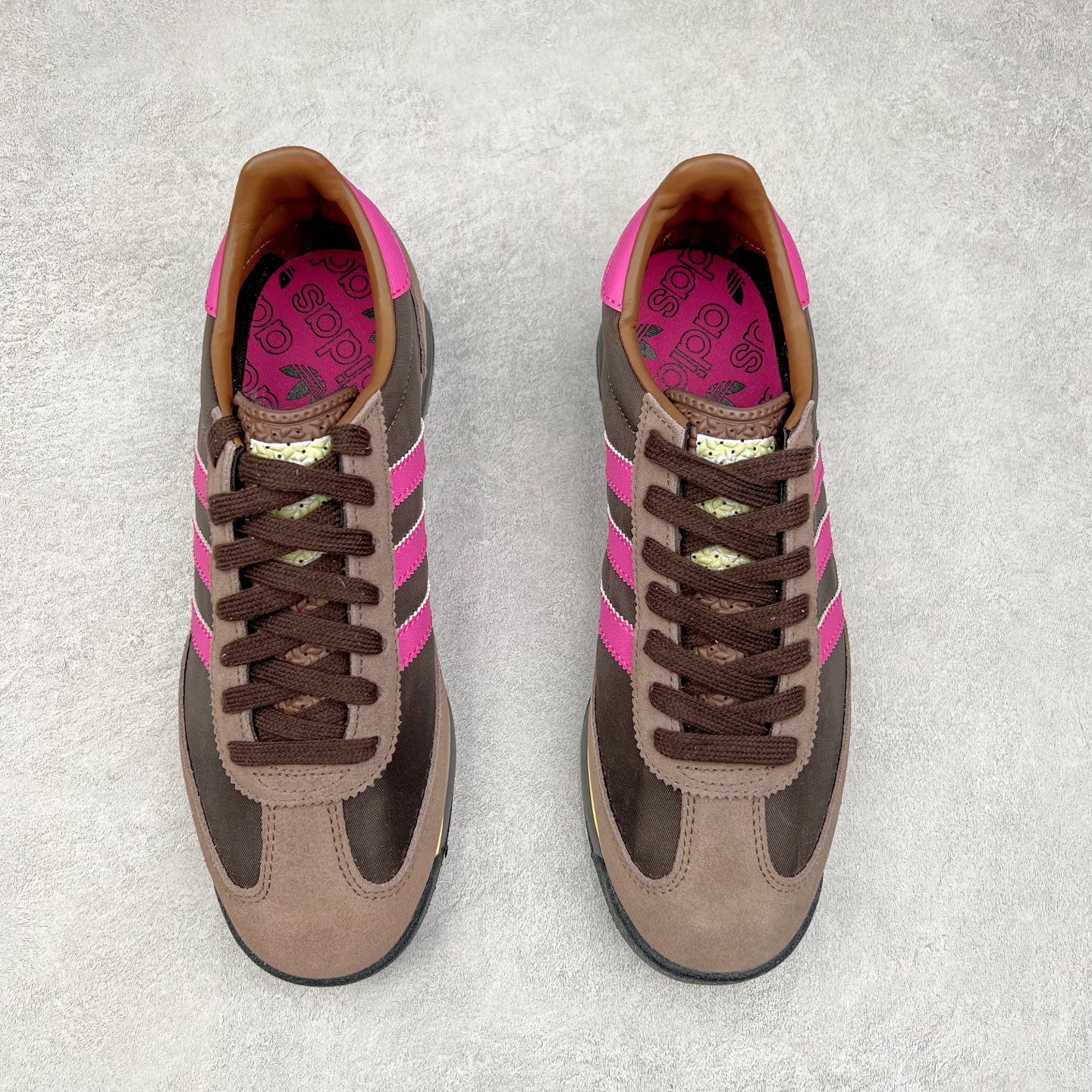 图片[2]-＃HP纯原 AD Wmns SL72 OG 系列德训足球风百搭低帮休闲运动板鞋 JI2494 采用高弹EVA+MODEL+RB三层组合底 区别市面RB一体大底 三层组合鞋底重量与原鞋一致 Originals 将有「T 头鞋」造型的诞生于 1972 年的 SL72 鞋款复刻带回 各位买鞋又有新选择了 1972 年 SL72 问世后 引领了后来阿迪达斯的跑鞋发展方向 其中「SL」代表了 Super Light 彰显了产品轻便的特性 1972 年 SL72 问世后 引领了后来阿迪达斯的跑鞋发展方向 其中「SL」代表了 Super Light 彰显了产品轻便的特性 这次 Originals 延续其轻质经典的基因 带来男女两款 SL72 男生款带来 SL72 RS 鞋型 RS 意为 Reshaped（重塑）鞋款在保留了经典的外观基础上 在尼龙材质里增加了填充物 使鞋型更加挺立和饱满 鞋头则更加圆润 鞋底的 EVA 材质则增加了鞋款的高度 女生款则带来 SL72 OG W 鞋型 OG 顾名思义则是致敬经典款式 相较于 RS（Reshaped）鞋款 鞋身更加纤细 其整体鞋身轮廓、线条、细节、材质上尊崇 70 年代 SL72 的设计 还原经典味道 尺码：36 36⅔ 37⅓ 38 38⅔ 39⅓ 40 40⅔ 41⅓ 42 42⅔ 43⅓ 44 44⅔ 45-选品中心