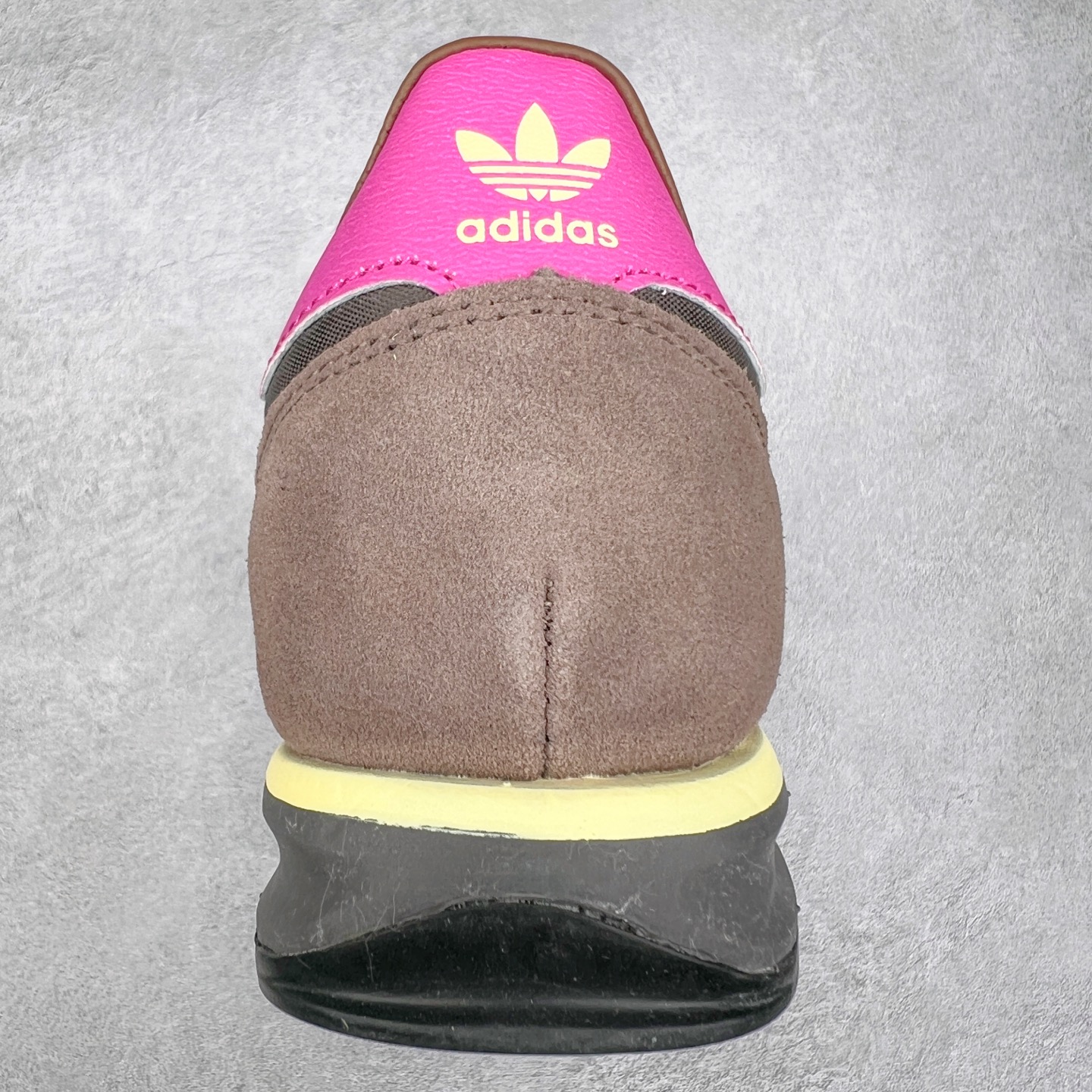 图片[8]-＃HP纯原 AD Wmns SL72 OG 系列德训足球风百搭低帮休闲运动板鞋 JI2494 采用高弹EVA+MODEL+RB三层组合底 区别市面RB一体大底 三层组合鞋底重量与原鞋一致 Originals 将有「T 头鞋」造型的诞生于 1972 年的 SL72 鞋款复刻带回 各位买鞋又有新选择了 1972 年 SL72 问世后 引领了后来阿迪达斯的跑鞋发展方向 其中「SL」代表了 Super Light 彰显了产品轻便的特性 1972 年 SL72 问世后 引领了后来阿迪达斯的跑鞋发展方向 其中「SL」代表了 Super Light 彰显了产品轻便的特性 这次 Originals 延续其轻质经典的基因 带来男女两款 SL72 男生款带来 SL72 RS 鞋型 RS 意为 Reshaped（重塑）鞋款在保留了经典的外观基础上 在尼龙材质里增加了填充物 使鞋型更加挺立和饱满 鞋头则更加圆润 鞋底的 EVA 材质则增加了鞋款的高度 女生款则带来 SL72 OG W 鞋型 OG 顾名思义则是致敬经典款式 相较于 RS（Reshaped）鞋款 鞋身更加纤细 其整体鞋身轮廓、线条、细节、材质上尊崇 70 年代 SL72 的设计 还原经典味道 尺码：36 36⅔ 37⅓ 38 38⅔ 39⅓ 40 40⅔ 41⅓ 42 42⅔ 43⅓ 44 44⅔ 45-选品中心