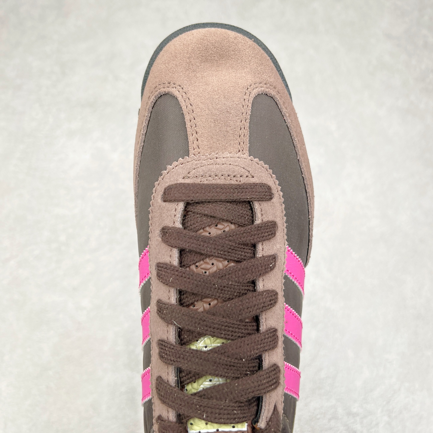 图片[4]-＃HP纯原 AD Wmns SL72 OG 系列德训足球风百搭低帮休闲运动板鞋 JI2494 采用高弹EVA+MODEL+RB三层组合底 区别市面RB一体大底 三层组合鞋底重量与原鞋一致 Originals 将有「T 头鞋」造型的诞生于 1972 年的 SL72 鞋款复刻带回 各位买鞋又有新选择了 1972 年 SL72 问世后 引领了后来阿迪达斯的跑鞋发展方向 其中「SL」代表了 Super Light 彰显了产品轻便的特性 1972 年 SL72 问世后 引领了后来阿迪达斯的跑鞋发展方向 其中「SL」代表了 Super Light 彰显了产品轻便的特性 这次 Originals 延续其轻质经典的基因 带来男女两款 SL72 男生款带来 SL72 RS 鞋型 RS 意为 Reshaped（重塑）鞋款在保留了经典的外观基础上 在尼龙材质里增加了填充物 使鞋型更加挺立和饱满 鞋头则更加圆润 鞋底的 EVA 材质则增加了鞋款的高度 女生款则带来 SL72 OG W 鞋型 OG 顾名思义则是致敬经典款式 相较于 RS（Reshaped）鞋款 鞋身更加纤细 其整体鞋身轮廓、线条、细节、材质上尊崇 70 年代 SL72 的设计 还原经典味道 尺码：36 36⅔ 37⅓ 38 38⅔ 39⅓ 40 40⅔ 41⅓ 42 42⅔ 43⅓ 44 44⅔ 45-选品中心