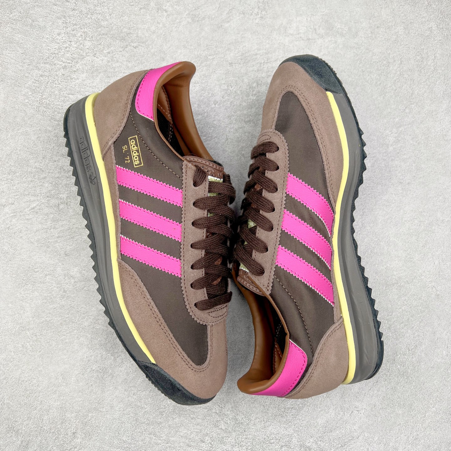 图片[3]-＃HP纯原 AD Wmns SL72 OG 系列德训足球风百搭低帮休闲运动板鞋 JI2494 采用高弹EVA+MODEL+RB三层组合底 区别市面RB一体大底 三层组合鞋底重量与原鞋一致 Originals 将有「T 头鞋」造型的诞生于 1972 年的 SL72 鞋款复刻带回 各位买鞋又有新选择了 1972 年 SL72 问世后 引领了后来阿迪达斯的跑鞋发展方向 其中「SL」代表了 Super Light 彰显了产品轻便的特性 1972 年 SL72 问世后 引领了后来阿迪达斯的跑鞋发展方向 其中「SL」代表了 Super Light 彰显了产品轻便的特性 这次 Originals 延续其轻质经典的基因 带来男女两款 SL72 男生款带来 SL72 RS 鞋型 RS 意为 Reshaped（重塑）鞋款在保留了经典的外观基础上 在尼龙材质里增加了填充物 使鞋型更加挺立和饱满 鞋头则更加圆润 鞋底的 EVA 材质则增加了鞋款的高度 女生款则带来 SL72 OG W 鞋型 OG 顾名思义则是致敬经典款式 相较于 RS（Reshaped）鞋款 鞋身更加纤细 其整体鞋身轮廓、线条、细节、材质上尊崇 70 年代 SL72 的设计 还原经典味道 尺码：36 36⅔ 37⅓ 38 38⅔ 39⅓ 40 40⅔ 41⅓ 42 42⅔ 43⅓ 44 44⅔ 45-选品中心