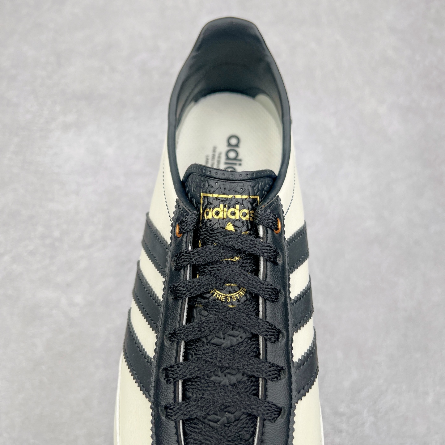 图片[5]-＃HP纯原 AD Wmns SL72 OG 系列德训足球风百搭低帮休闲运动板鞋 JI3969 采用高弹EVA+MODEL+RB三层组合底 区别市面RB一体大底 三层组合鞋底重量与原鞋一致 Originals 将有「T 头鞋」造型的诞生于 1972 年的 SL72 鞋款复刻带回 各位买鞋又有新选择了 1972 年 SL72 问世后 引领了后来阿迪达斯的跑鞋发展方向 其中「SL」代表了 Super Light 彰显了产品轻便的特性 1972 年 SL72 问世后 引领了后来阿迪达斯的跑鞋发展方向 其中「SL」代表了 Super Light 彰显了产品轻便的特性 这次 Originals 延续其轻质经典的基因 带来男女两款 SL72 男生款带来 SL72 RS 鞋型 RS 意为 Reshaped（重塑）鞋款在保留了经典的外观基础上 在尼龙材质里增加了填充物 使鞋型更加挺立和饱满 鞋头则更加圆润 鞋底的 EVA 材质则增加了鞋款的高度 女生款则带来 SL72 OG W 鞋型 OG 顾名思义则是致敬经典款式 相较于 RS（Reshaped）鞋款 鞋身更加纤细 其整体鞋身轮廓、线条、细节、材质上尊崇 70 年代 SL72 的设计 还原经典味道 尺码：36 36⅔ 37⅓ 38 38⅔ 39⅓ 40 40⅔ 41⅓ 42 42⅔ 43⅓ 44 44⅔ 45-选品中心