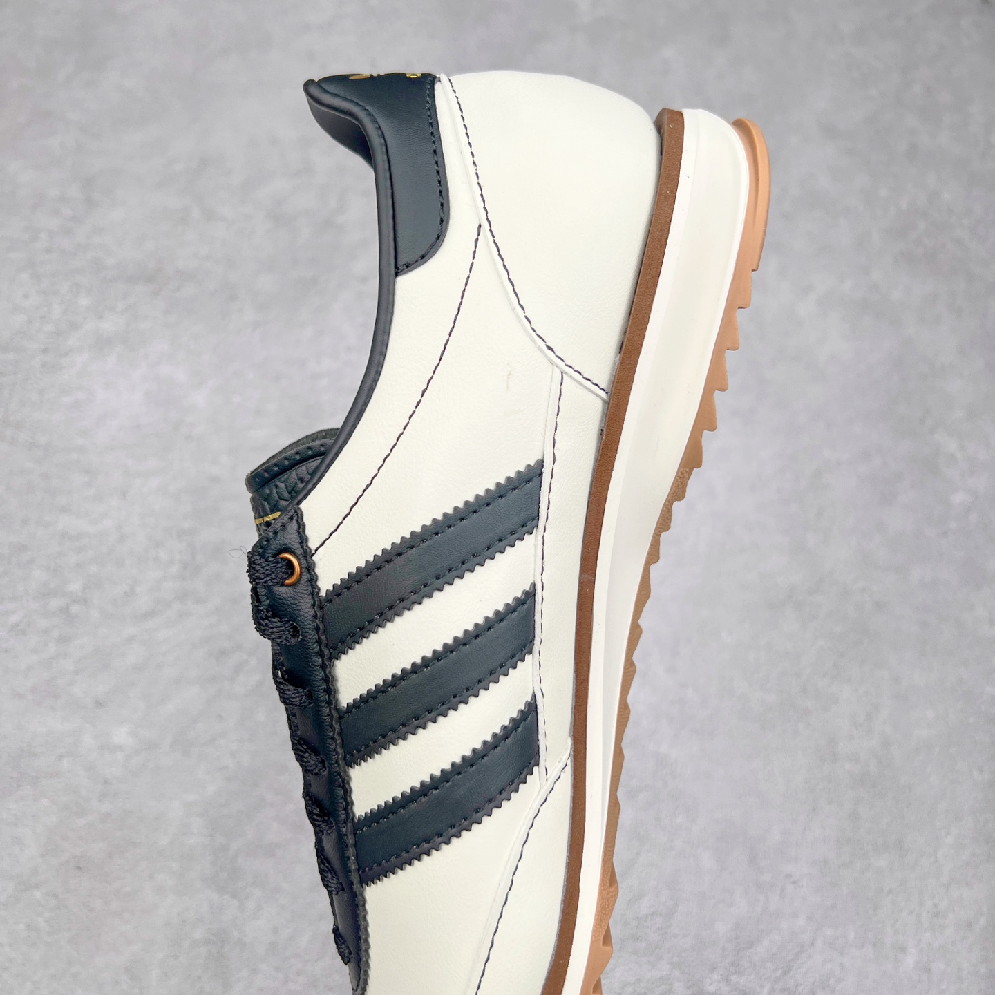 图片[7]-＃HP纯原 AD Wmns SL72 OG 系列德训足球风百搭低帮休闲运动板鞋 JI3969 采用高弹EVA+MODEL+RB三层组合底 区别市面RB一体大底 三层组合鞋底重量与原鞋一致 Originals 将有「T 头鞋」造型的诞生于 1972 年的 SL72 鞋款复刻带回 各位买鞋又有新选择了 1972 年 SL72 问世后 引领了后来阿迪达斯的跑鞋发展方向 其中「SL」代表了 Super Light 彰显了产品轻便的特性 1972 年 SL72 问世后 引领了后来阿迪达斯的跑鞋发展方向 其中「SL」代表了 Super Light 彰显了产品轻便的特性 这次 Originals 延续其轻质经典的基因 带来男女两款 SL72 男生款带来 SL72 RS 鞋型 RS 意为 Reshaped（重塑）鞋款在保留了经典的外观基础上 在尼龙材质里增加了填充物 使鞋型更加挺立和饱满 鞋头则更加圆润 鞋底的 EVA 材质则增加了鞋款的高度 女生款则带来 SL72 OG W 鞋型 OG 顾名思义则是致敬经典款式 相较于 RS（Reshaped）鞋款 鞋身更加纤细 其整体鞋身轮廓、线条、细节、材质上尊崇 70 年代 SL72 的设计 还原经典味道 尺码：36 36⅔ 37⅓ 38 38⅔ 39⅓ 40 40⅔ 41⅓ 42 42⅔ 43⅓ 44 44⅔ 45-选品中心