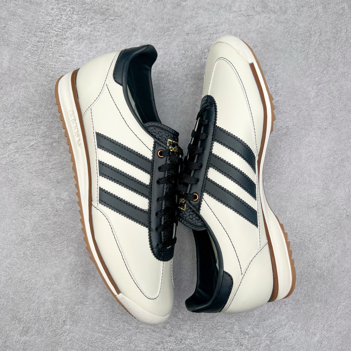 图片[3]-＃HP纯原 AD Wmns SL72 OG 系列德训足球风百搭低帮休闲运动板鞋 JI3969 采用高弹EVA+MODEL+RB三层组合底 区别市面RB一体大底 三层组合鞋底重量与原鞋一致 Originals 将有「T 头鞋」造型的诞生于 1972 年的 SL72 鞋款复刻带回 各位买鞋又有新选择了 1972 年 SL72 问世后 引领了后来阿迪达斯的跑鞋发展方向 其中「SL」代表了 Super Light 彰显了产品轻便的特性 1972 年 SL72 问世后 引领了后来阿迪达斯的跑鞋发展方向 其中「SL」代表了 Super Light 彰显了产品轻便的特性 这次 Originals 延续其轻质经典的基因 带来男女两款 SL72 男生款带来 SL72 RS 鞋型 RS 意为 Reshaped（重塑）鞋款在保留了经典的外观基础上 在尼龙材质里增加了填充物 使鞋型更加挺立和饱满 鞋头则更加圆润 鞋底的 EVA 材质则增加了鞋款的高度 女生款则带来 SL72 OG W 鞋型 OG 顾名思义则是致敬经典款式 相较于 RS（Reshaped）鞋款 鞋身更加纤细 其整体鞋身轮廓、线条、细节、材质上尊崇 70 年代 SL72 的设计 还原经典味道 尺码：36 36⅔ 37⅓ 38 38⅔ 39⅓ 40 40⅔ 41⅓ 42 42⅔ 43⅓ 44 44⅔ 45-选品中心