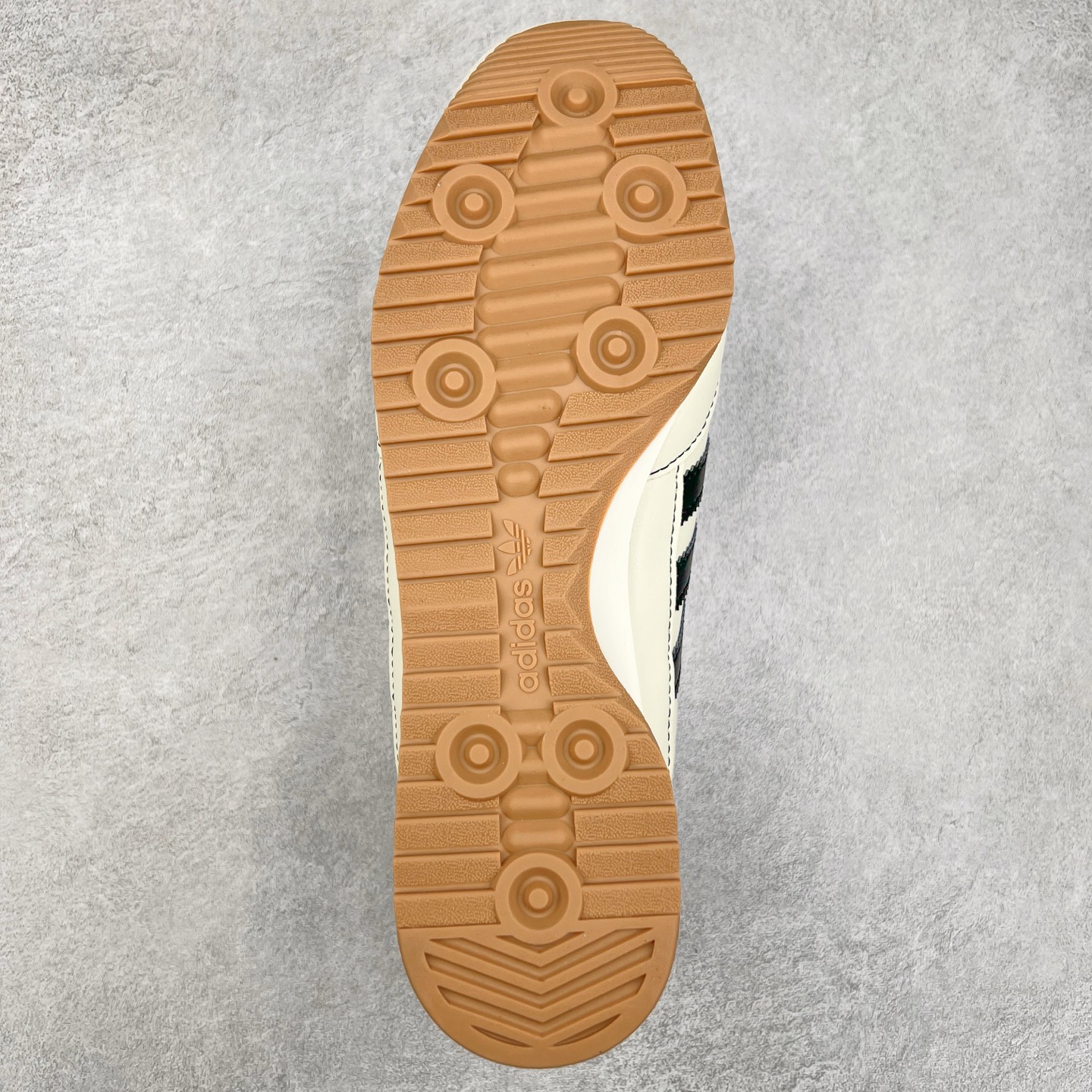 图片[9]-＃HP纯原 AD Wmns SL72 OG 系列德训足球风百搭低帮休闲运动板鞋 JI3969 采用高弹EVA+MODEL+RB三层组合底 区别市面RB一体大底 三层组合鞋底重量与原鞋一致 Originals 将有「T 头鞋」造型的诞生于 1972 年的 SL72 鞋款复刻带回 各位买鞋又有新选择了 1972 年 SL72 问世后 引领了后来阿迪达斯的跑鞋发展方向 其中「SL」代表了 Super Light 彰显了产品轻便的特性 1972 年 SL72 问世后 引领了后来阿迪达斯的跑鞋发展方向 其中「SL」代表了 Super Light 彰显了产品轻便的特性 这次 Originals 延续其轻质经典的基因 带来男女两款 SL72 男生款带来 SL72 RS 鞋型 RS 意为 Reshaped（重塑）鞋款在保留了经典的外观基础上 在尼龙材质里增加了填充物 使鞋型更加挺立和饱满 鞋头则更加圆润 鞋底的 EVA 材质则增加了鞋款的高度 女生款则带来 SL72 OG W 鞋型 OG 顾名思义则是致敬经典款式 相较于 RS（Reshaped）鞋款 鞋身更加纤细 其整体鞋身轮廓、线条、细节、材质上尊崇 70 年代 SL72 的设计 还原经典味道 尺码：36 36⅔ 37⅓ 38 38⅔ 39⅓ 40 40⅔ 41⅓ 42 42⅔ 43⅓ 44 44⅔ 45-选品中心