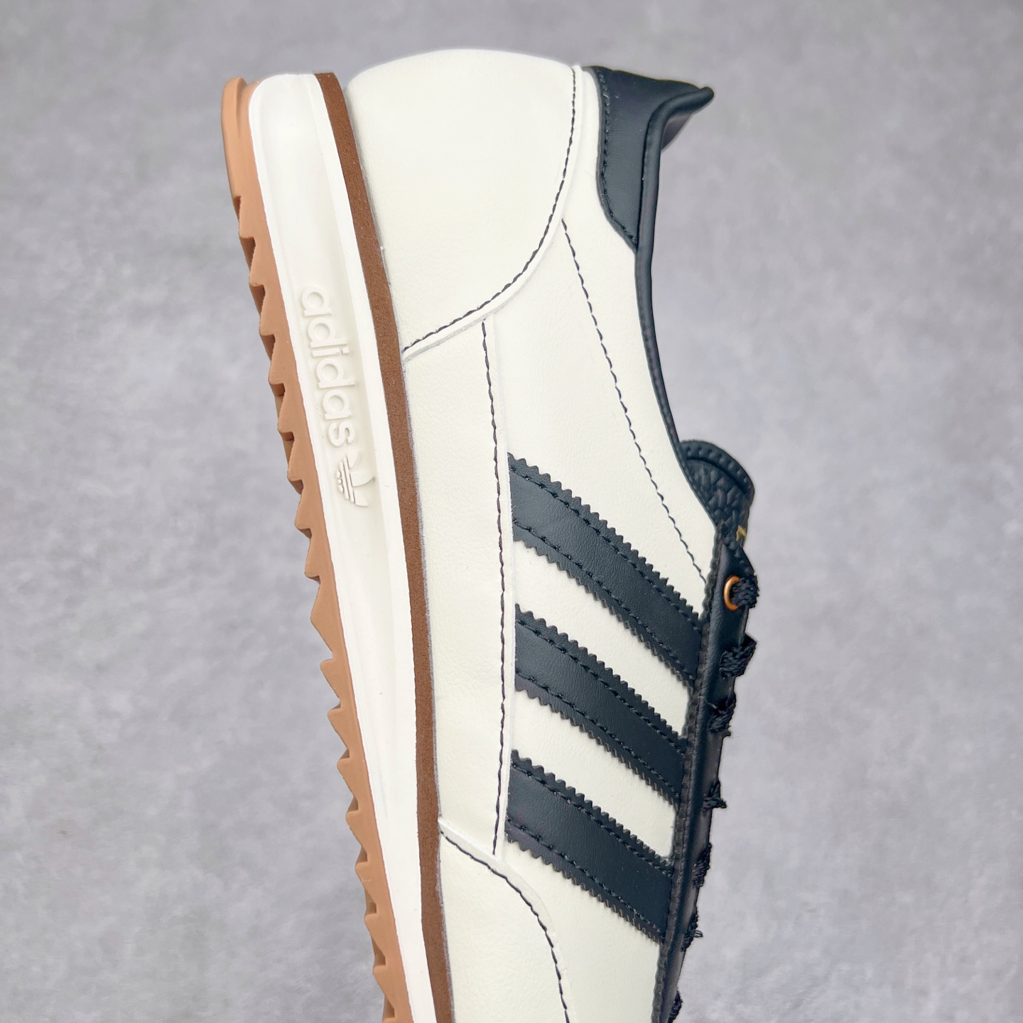 图片[6]-＃HP纯原 AD Wmns SL72 OG 系列德训足球风百搭低帮休闲运动板鞋 JI3969 采用高弹EVA+MODEL+RB三层组合底 区别市面RB一体大底 三层组合鞋底重量与原鞋一致 Originals 将有「T 头鞋」造型的诞生于 1972 年的 SL72 鞋款复刻带回 各位买鞋又有新选择了 1972 年 SL72 问世后 引领了后来阿迪达斯的跑鞋发展方向 其中「SL」代表了 Super Light 彰显了产品轻便的特性 1972 年 SL72 问世后 引领了后来阿迪达斯的跑鞋发展方向 其中「SL」代表了 Super Light 彰显了产品轻便的特性 这次 Originals 延续其轻质经典的基因 带来男女两款 SL72 男生款带来 SL72 RS 鞋型 RS 意为 Reshaped（重塑）鞋款在保留了经典的外观基础上 在尼龙材质里增加了填充物 使鞋型更加挺立和饱满 鞋头则更加圆润 鞋底的 EVA 材质则增加了鞋款的高度 女生款则带来 SL72 OG W 鞋型 OG 顾名思义则是致敬经典款式 相较于 RS（Reshaped）鞋款 鞋身更加纤细 其整体鞋身轮廓、线条、细节、材质上尊崇 70 年代 SL72 的设计 还原经典味道 尺码：36 36⅔ 37⅓ 38 38⅔ 39⅓ 40 40⅔ 41⅓ 42 42⅔ 43⅓ 44 44⅔ 45-选品中心