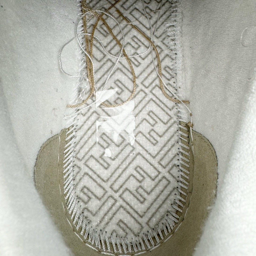 图片[18]-＃LJ渠道版 FENDI Match sneaters 芬迪皮革低帮时尚运动板鞋 独家零售特供 全身20几个细节点全部做到一致还原 吊打市面所有版本 独家原装套装配件官方同源 渠道原装订单 全套专柜包装物及配件 原版购入 高工艺无缝细空胶技术 贴楦误差0.05mm 鞋底采用固特异内外锁死工艺 最大限度弯折永不开胶 原鞋一致效果环保无味 鞋面采用麂皮和皮革拼接组合 logo内里采用毛巾绒里 上脚超级柔软 轻便 舒适搭配卫衣 尺码：36 36.5 37 38 38.5 39 40 40.5 41 42 42.5 43 44 44.5 45-选品中心