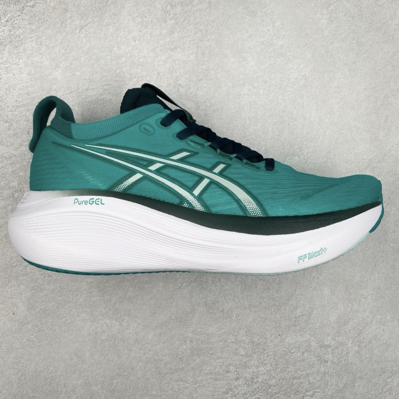 Asics GEL-Nimbus 27 亚瑟士缓震跑鞋 近年复古风潮的势头很旺 ASICS一直坚信保持身体的健康与活力是打造健康快乐的生活方式的最佳途径 ASICS为复古鞋型注入新设计 为玩家的街头穿搭提供了更多可能 GEL-NIMBUSTM9运动鞋最初是为中立和仰卧跑步者设计的长距离训练器 采用原始材料和关键细节重新设计 其Y2K时代的工业外观也被大胆的对比和色块所抵消 尺码：36 36.5 37.5 38 38.5 39 40 40.5 41.5 42 42.5 43.5 44 44.5 45-选品中心